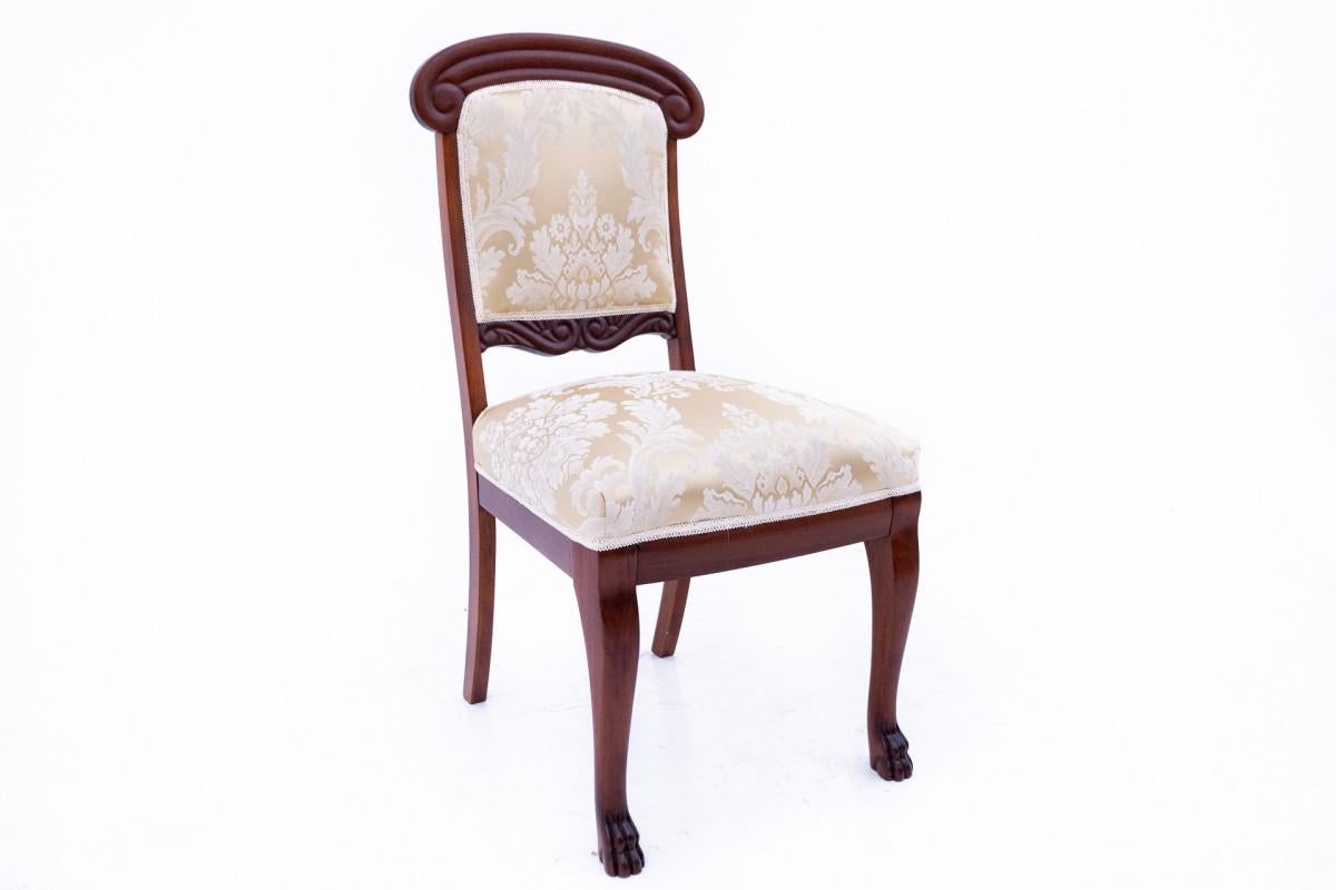 Chaise ancienne d'environ 1890, Europe du Nord.

Le mobilier est en très bon état, après une rénovation professionnelle. L'assise et le dossier sont recouverts d'un nouveau tissu.

Dimensions : hauteur 96 cm / hauteur d'assise. 45 cm / largeur 47 cm