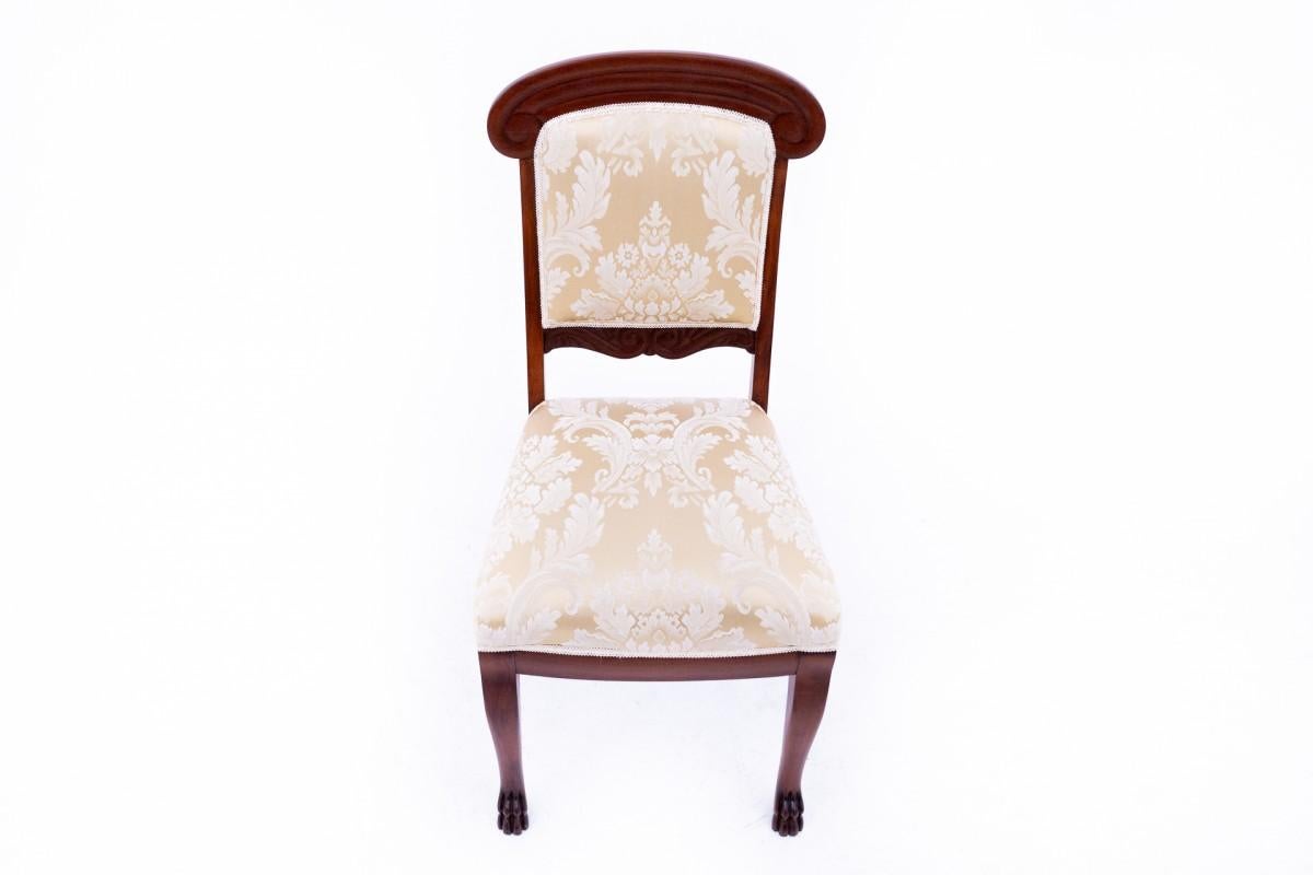 Chaise ancienne d'environ 1890, Europe du Nord.

Le mobilier est en très bon état, après une rénovation professionnelle. L'assise et le dossier sont recouverts d'un nouveau tissu.

Dimensions : hauteur 96 cm / hauteur d'assise. 45 cm / largeur 47 cm