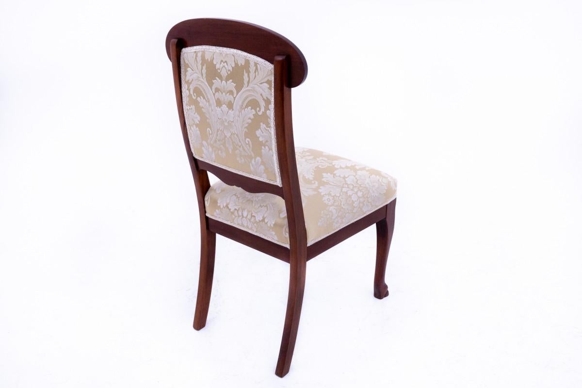 Walnut Antique chair, Northern Europe, late 19th century. After renovation. For Sale