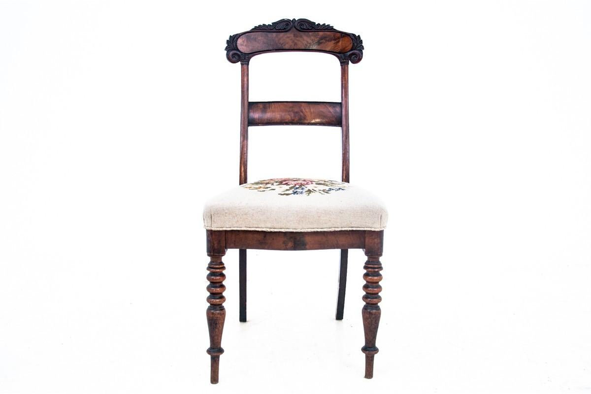 Silla antigua de alrededor de 1900.

Dimensiones: altura 94 cm / altura del asiento 45 cm / anchura 46 cm / dep. 58 cm