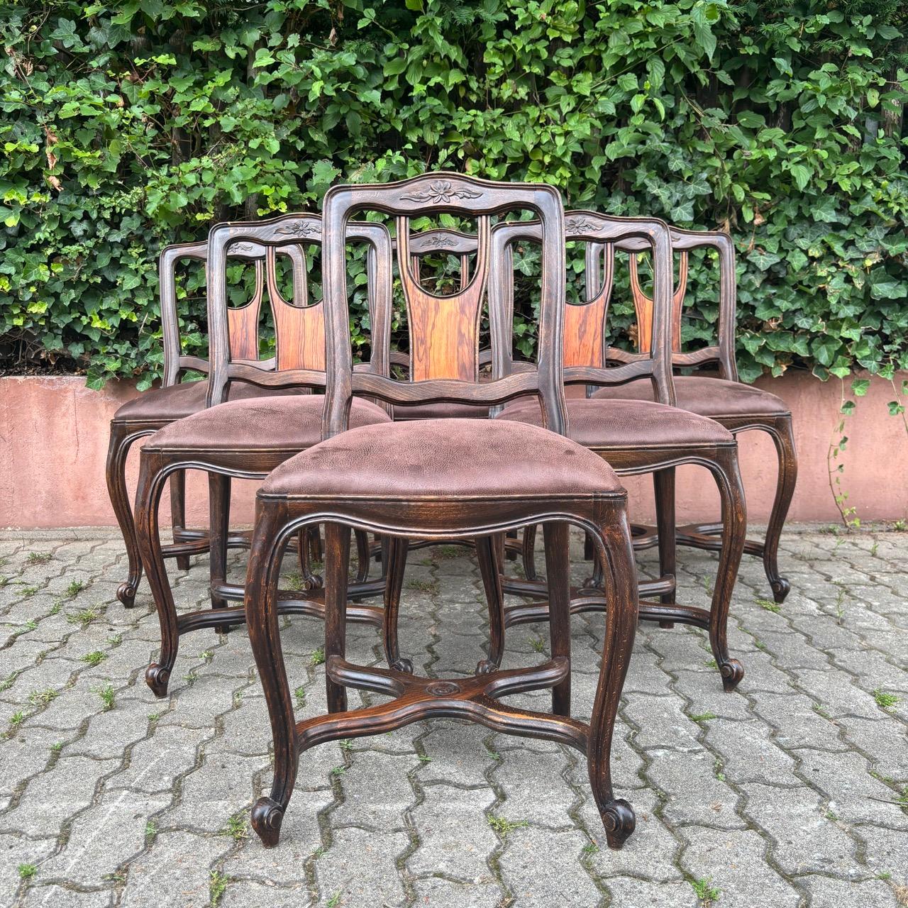 ✓ Freshly covered
✓ Beautiful decorations
✓ Sturdy construction

Dimensions: 
W: 46cm H: 92cm D: 43cm
Seat height: 49cm

Article: Antique chairs
Item no.: 970
Origin: France around 1900, country house style
Material: Solid oak, walnut &