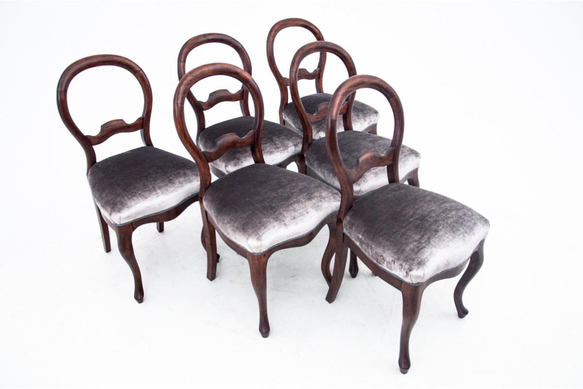 Sedie antiche della fine del XIX secolo. I mobili sono in ottime condizioni, dopo una ristrutturazione professionale, le sedute sono state rivestite con un nuovo tessuto.

Dimensioni: altezza 90 cm / altezza della seduta. 47 cm / larghezza 45 cm /