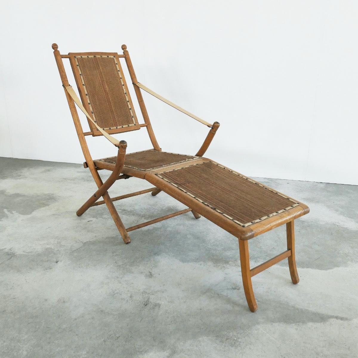 Antique chaise longue or deck chair in oak, early 20th century.

Very stylish chaise longue / steamer deck chair / garden chair in oak. Very decorative and also comfortable to rest in. A smart and elegant design with a compact footprint. The chair