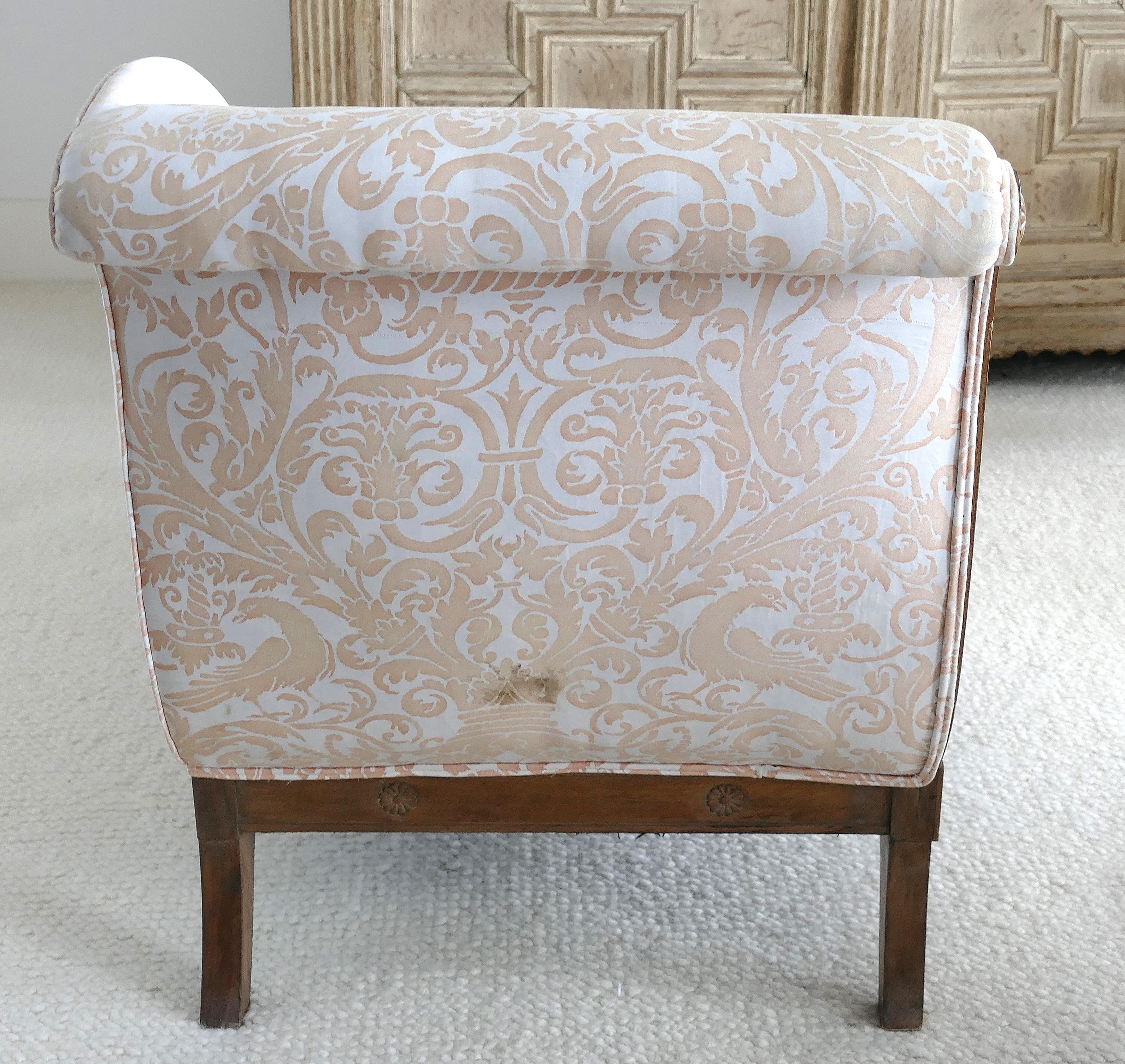 Chaise Lounge antica rivestita in tessuto Fortuny con struttura in Wood intagliato 5