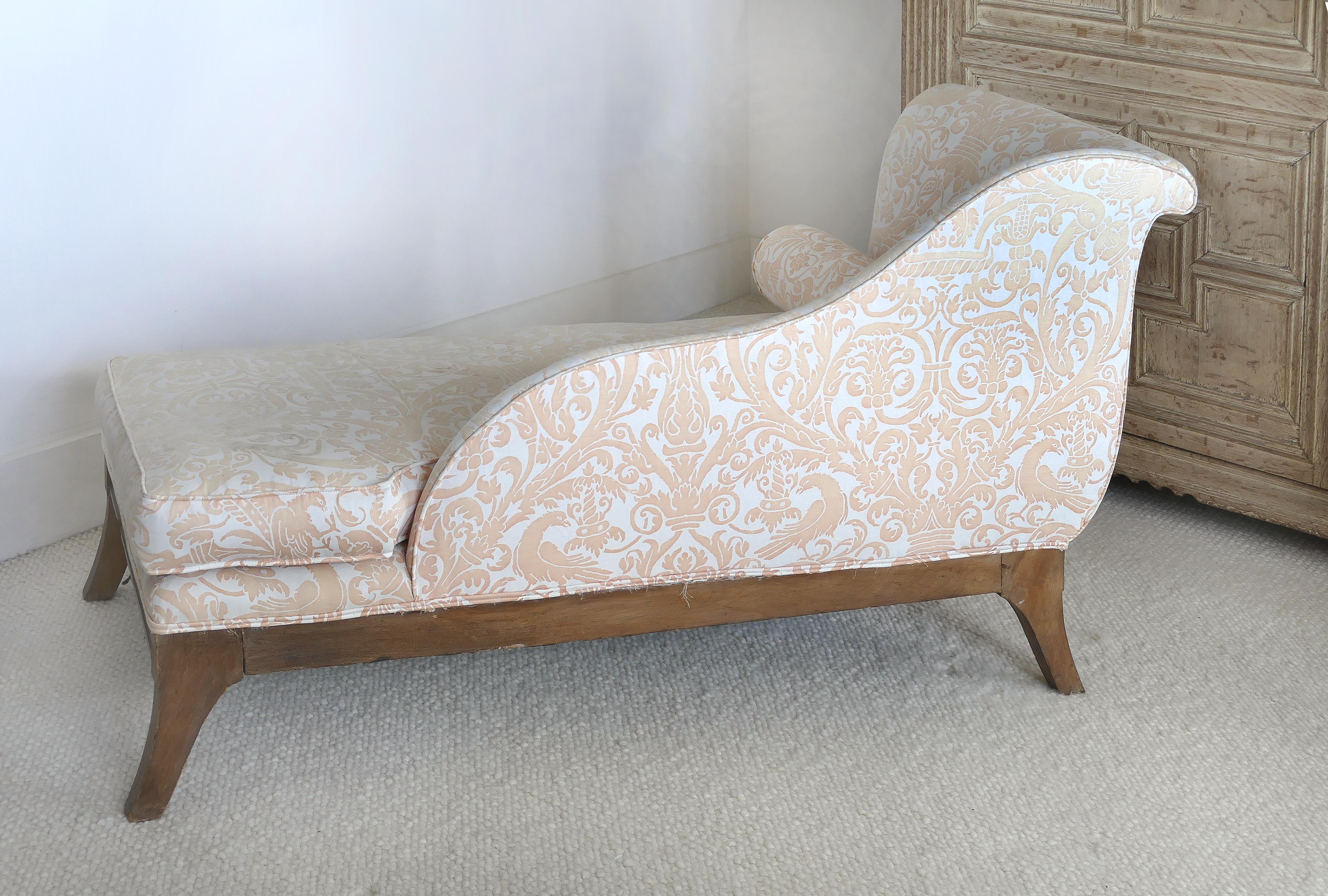 Intagliato a mano Chaise Lounge antica rivestita in tessuto Fortuny con struttura in Wood intagliato