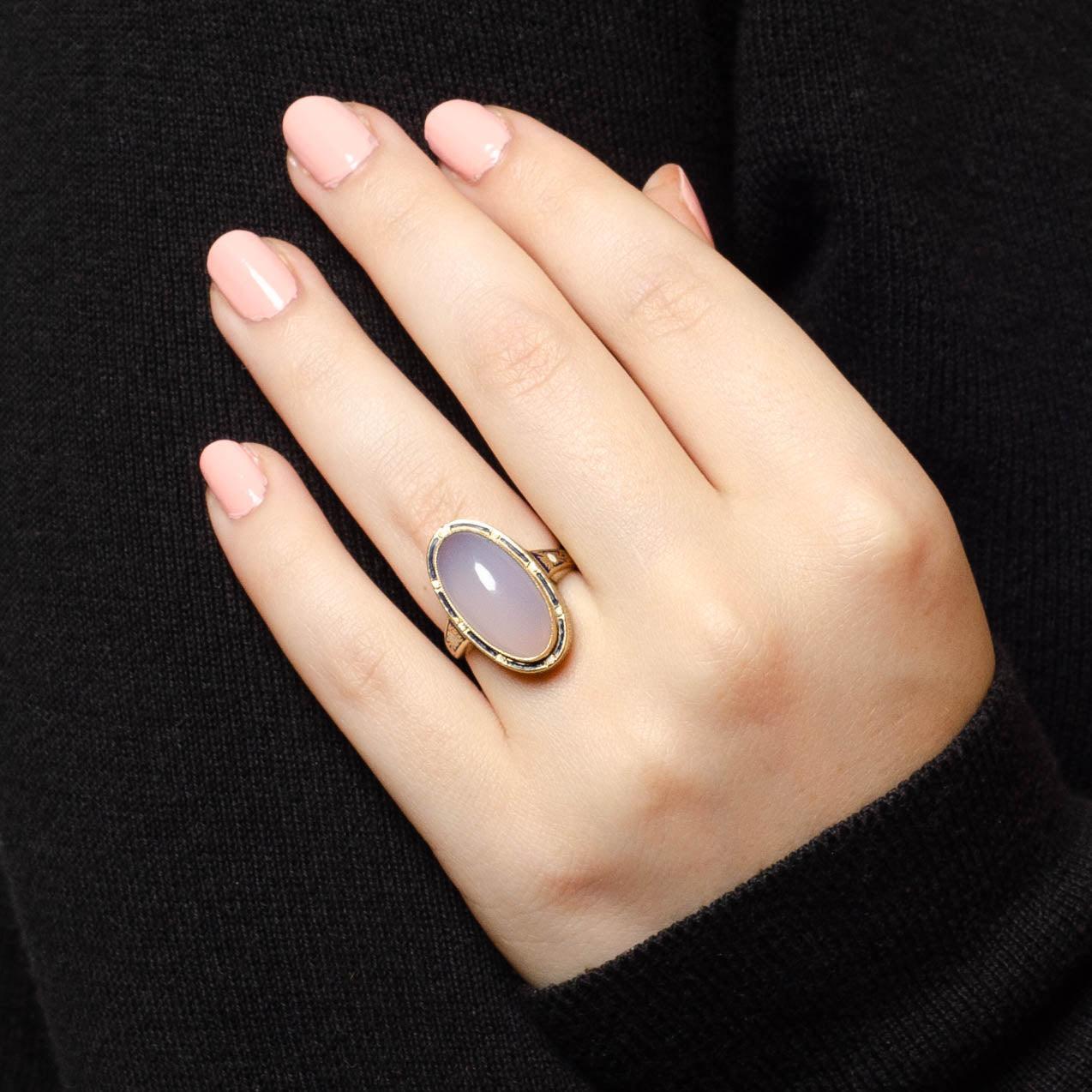 Donna Anello antico in calcedonio e smalto in oro 14k in vendita