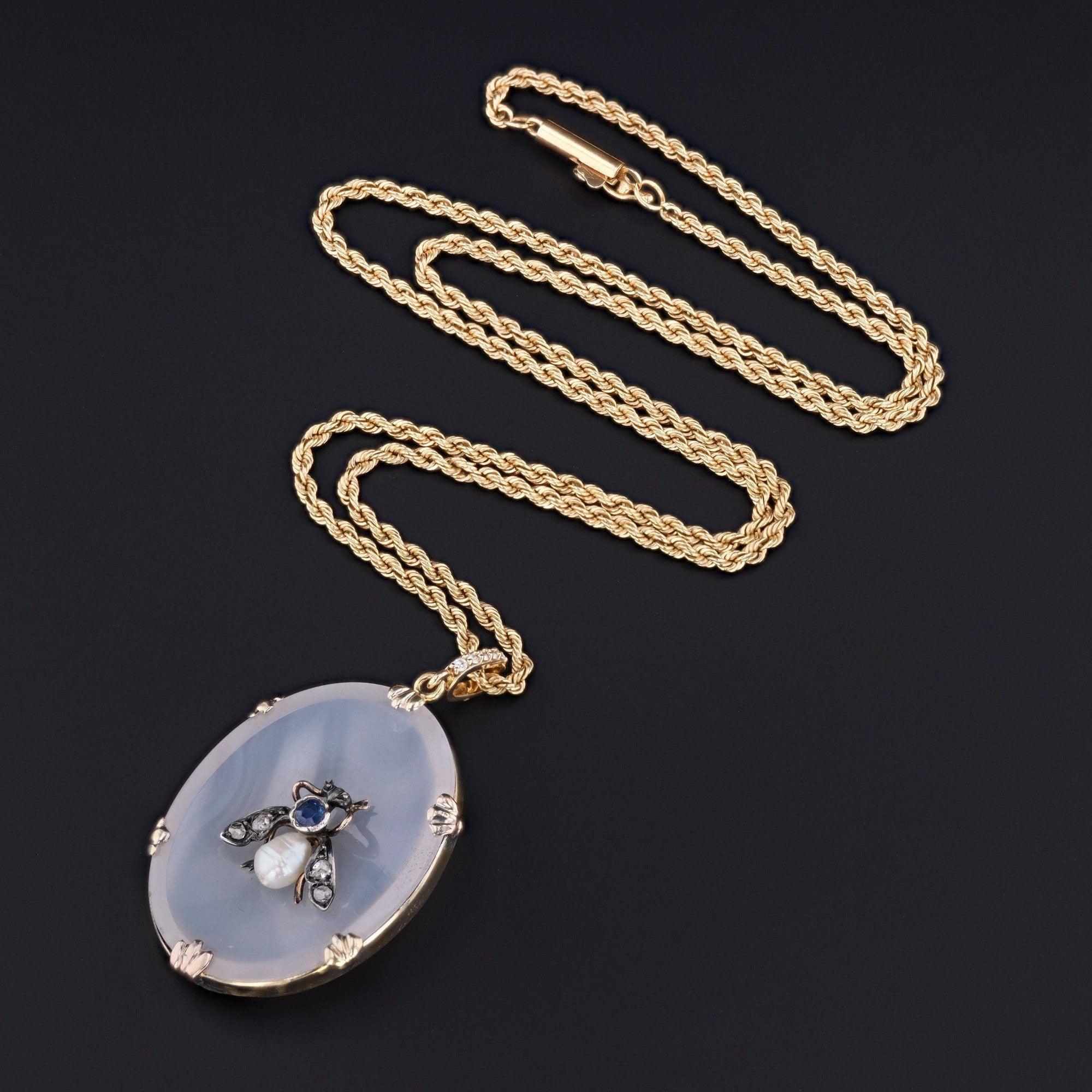 Questo ciondolo in calcedonio presenta un'ape tempestata di gemme. Il ciondolo era originariamente una spilla in oro 14k (circa 1880-1900) trasformata con la rimozione dei componenti della spilla e l'aggiunta di una coda in oro 14k e diamanti.