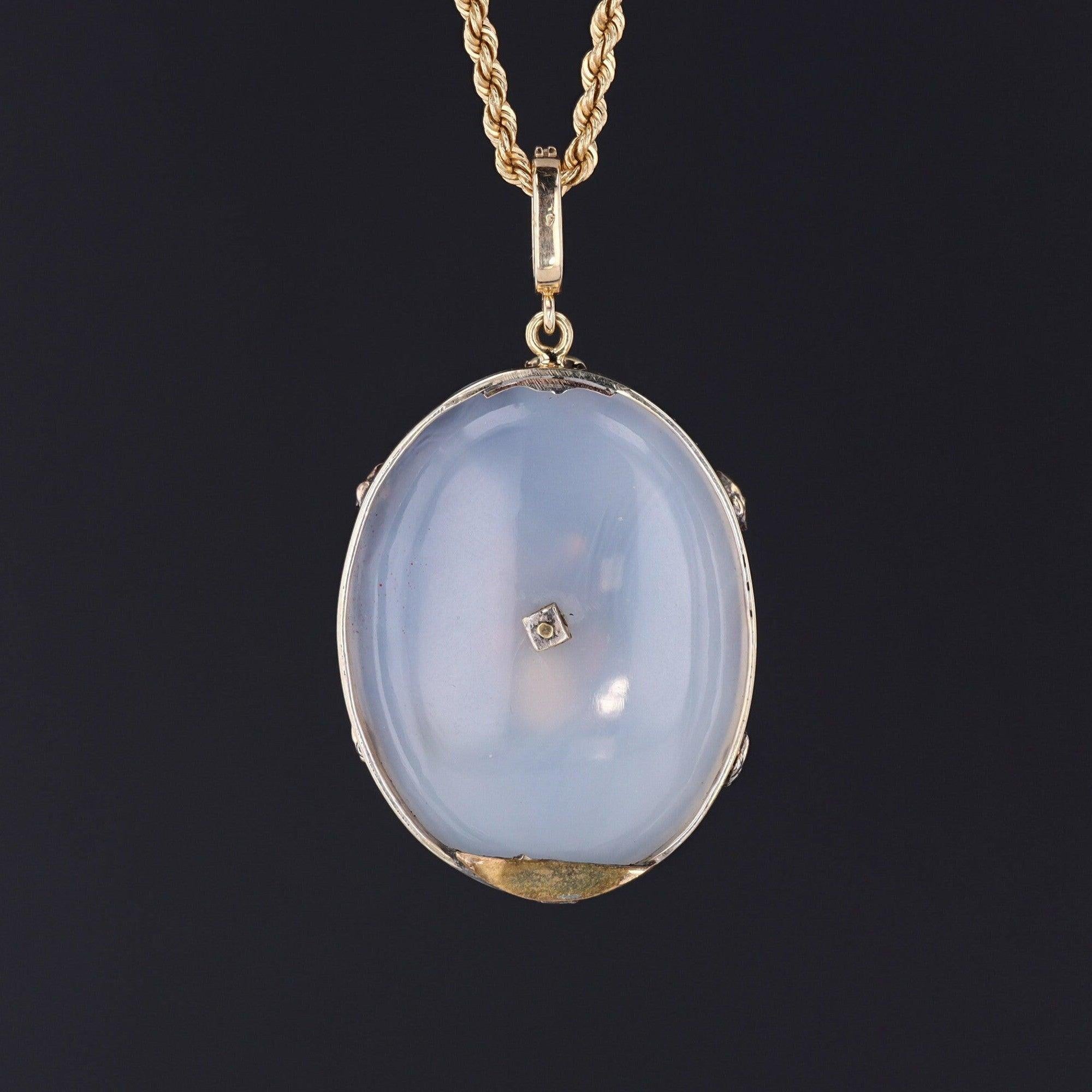 Vittoriano Collana antica di calcedonio e gemme a forma di insetto in oro 14k in vendita