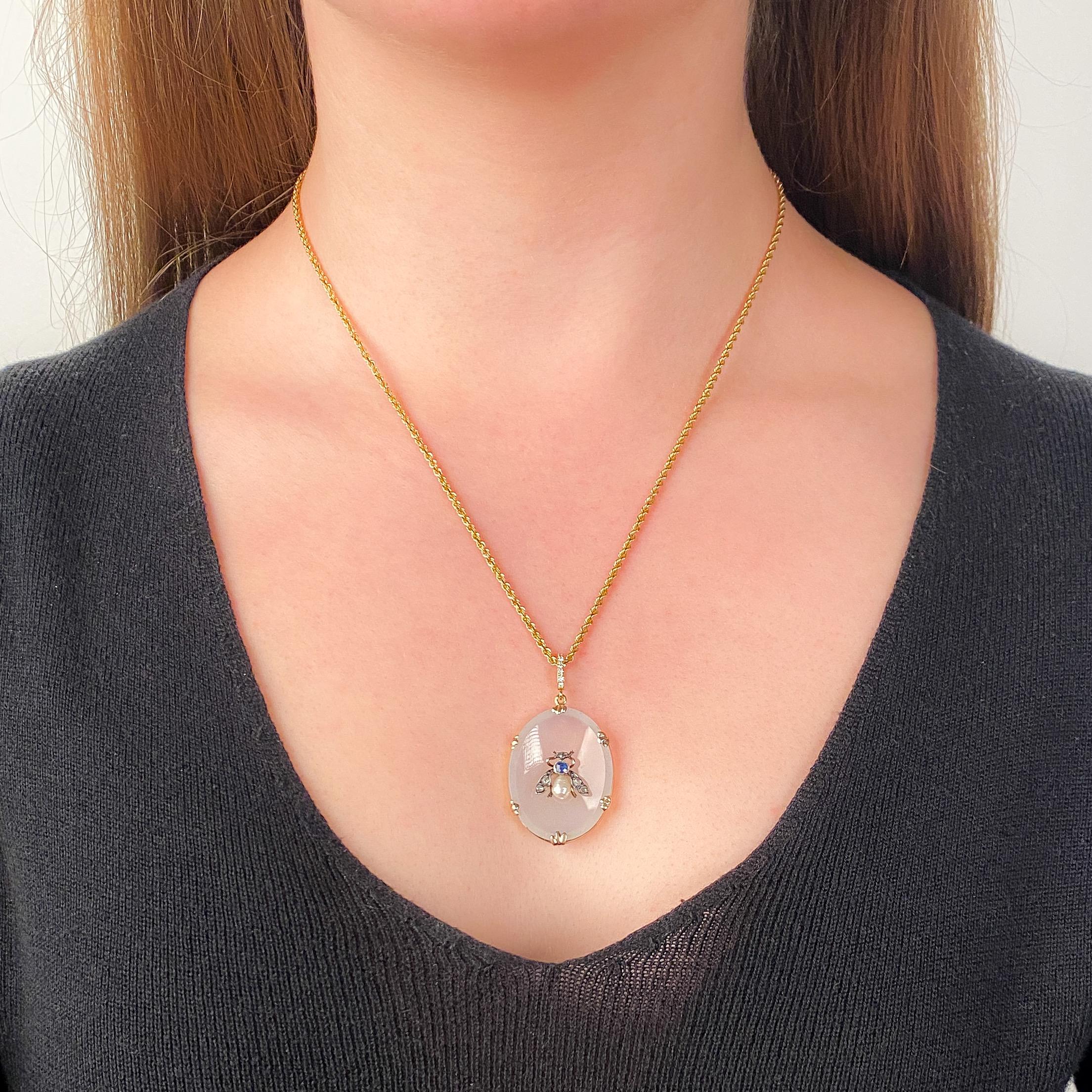 Collana antica di calcedonio e gemme a forma di insetto in oro 14k In condizioni ottime in vendita a Lewisburg, PA