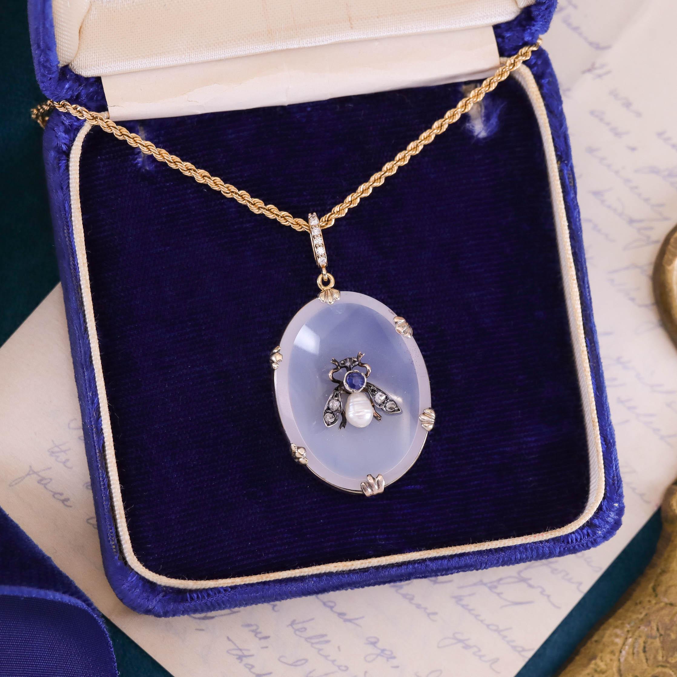 Donna Collana antica di calcedonio e gemme a forma di insetto in oro 14k in vendita