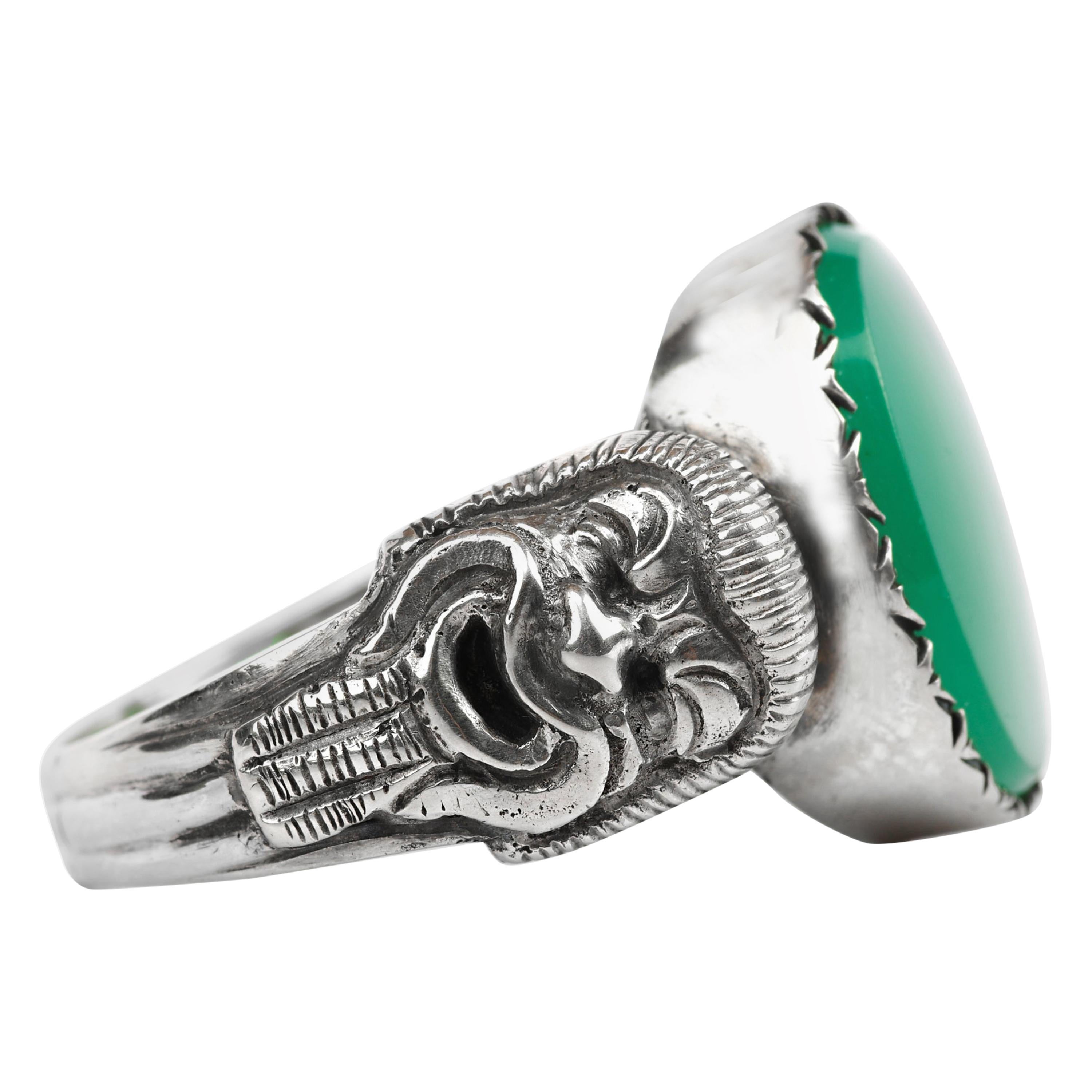 Anello antico in calcedonio figurato in argento in vendita
