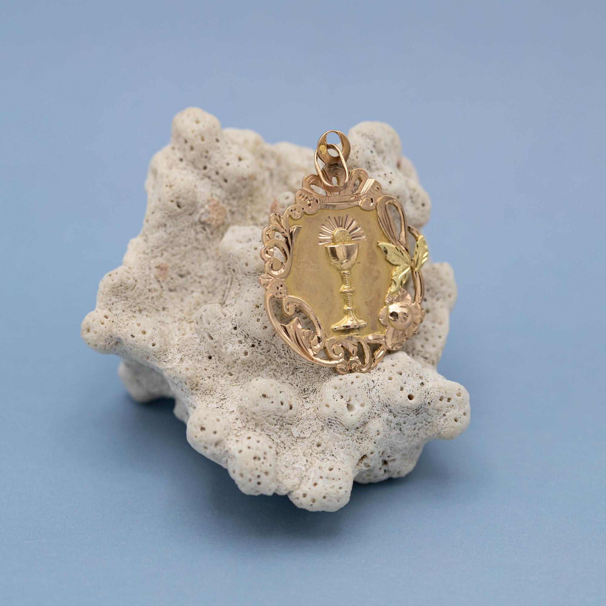 Antique Chalice & host - French 18k Gold Antique charm - 1906 - Catholic pendant For Sale 2