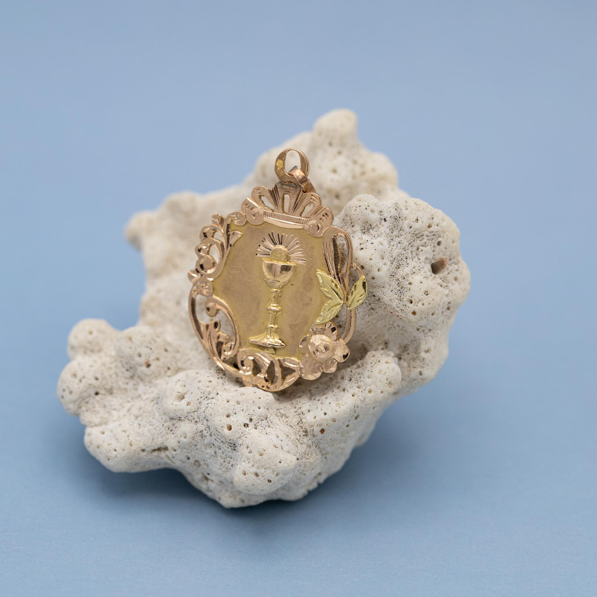 Antique Chalice & host - French 18k Gold Antique charm - 1906 - Catholic pendant For Sale 3