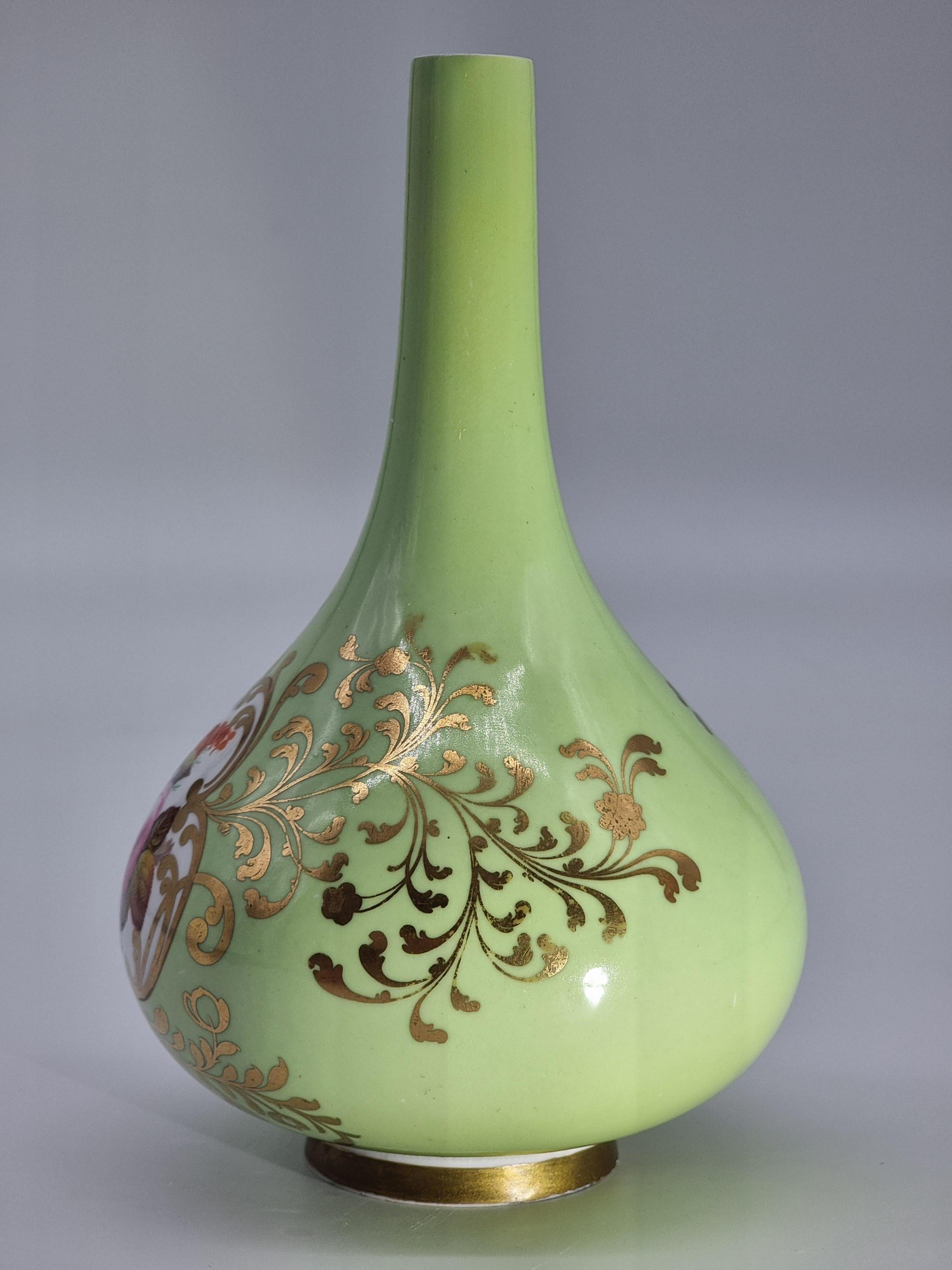 Antike Chamberlain and Co. Handbemalte Worcester-Vase mit Blumenmotiven, um 1830 im Zustand „Gut“ im Angebot in Central England, GB