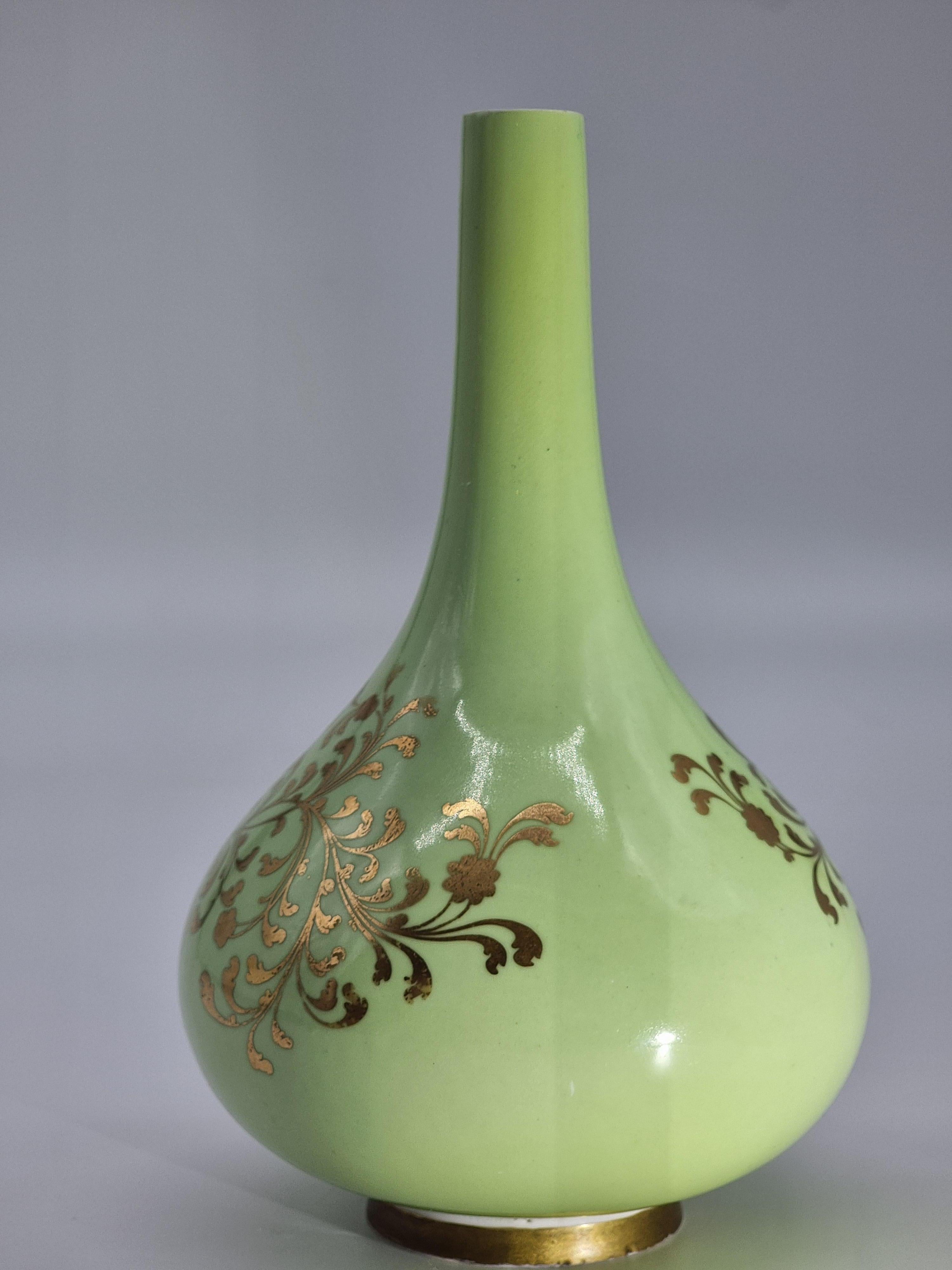 Antique Chamberlain and Co. Worcester hand painted vase with floral motifs c1830 In Good Condition For Sale In Central England, GB