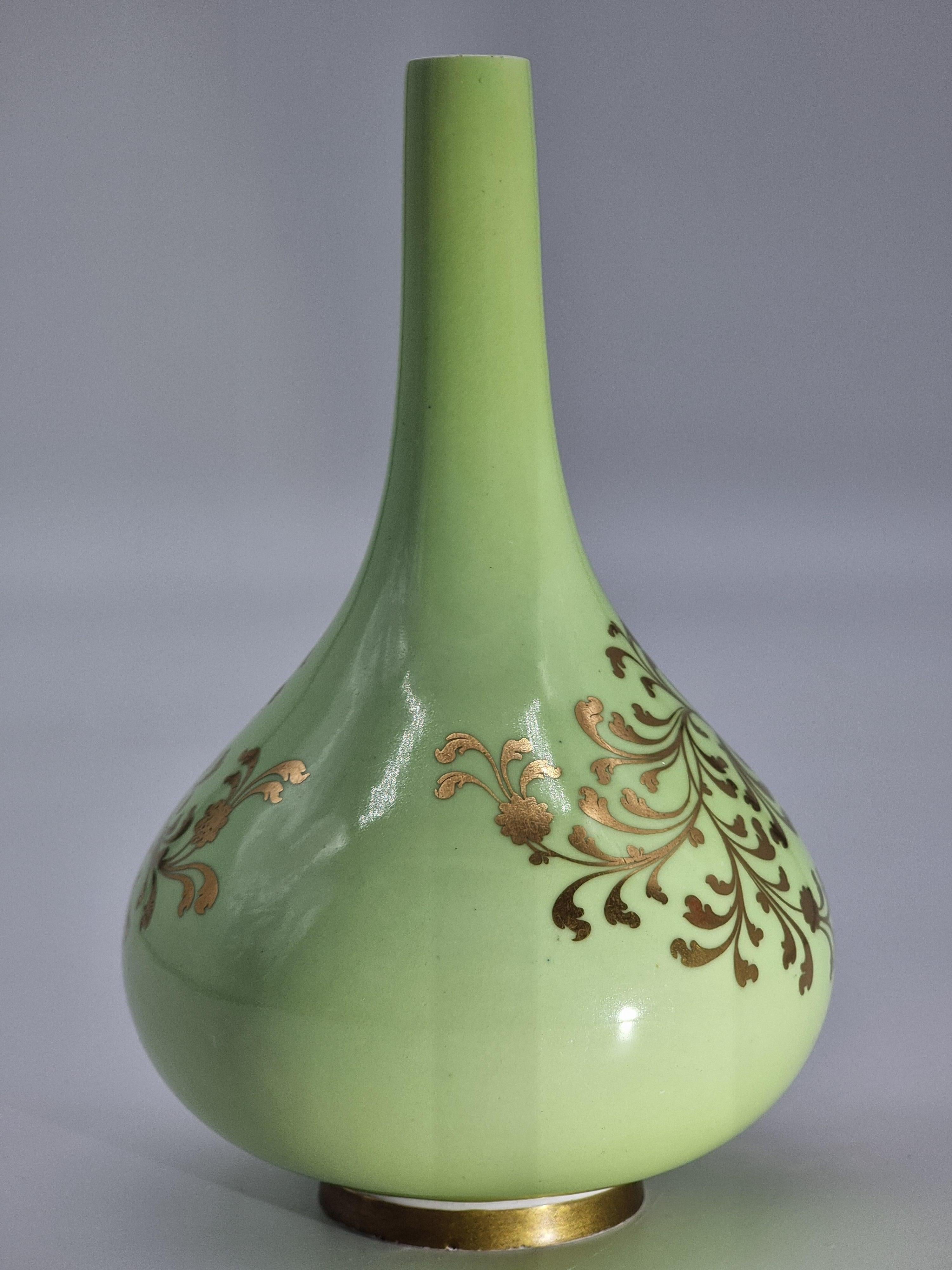 Antike Chamberlain and Co. Handbemalte Worcester-Vase mit Blumenmotiven, um 1830 (Porzellan) im Angebot