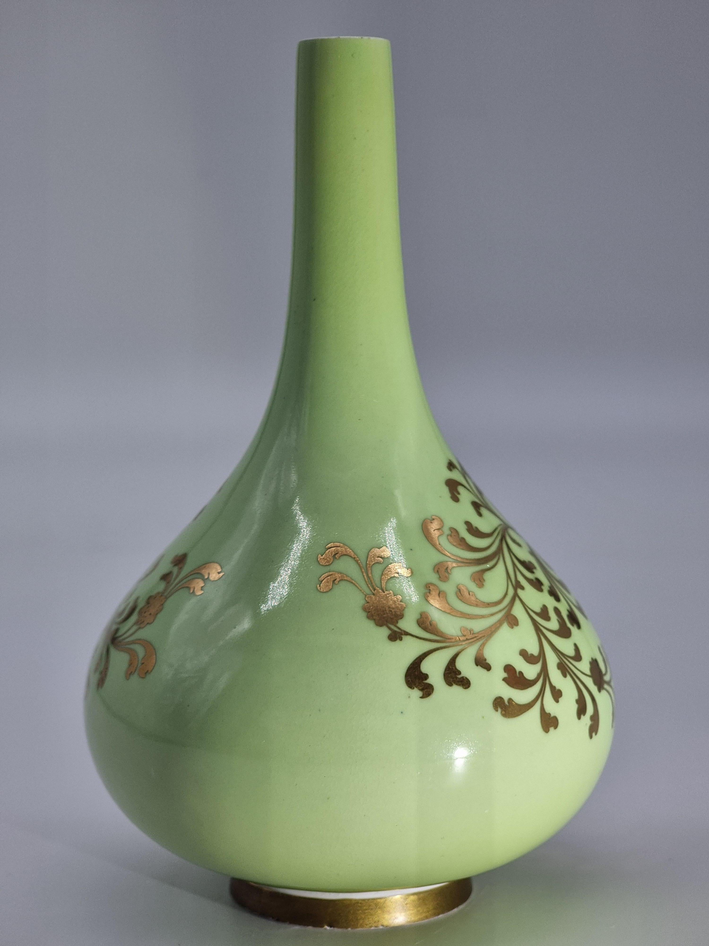 Antike Chamberlain and Co. Handbemalte Worcester-Vase mit Blumenmotiven, um 1830 im Angebot 1
