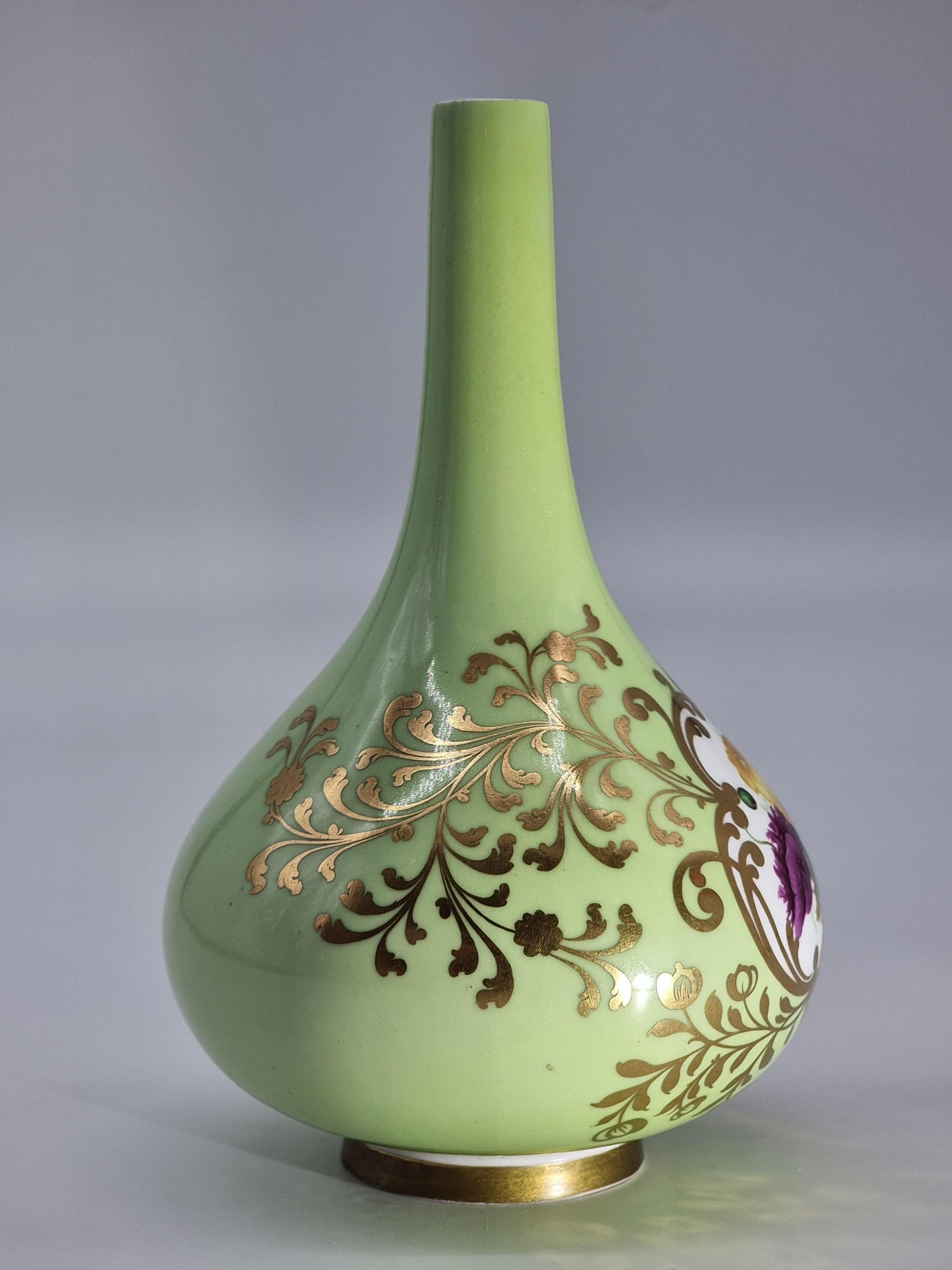 Antike Chamberlain and Co. Handbemalte Worcester-Vase mit Blumenmotiven, um 1830 im Angebot 2