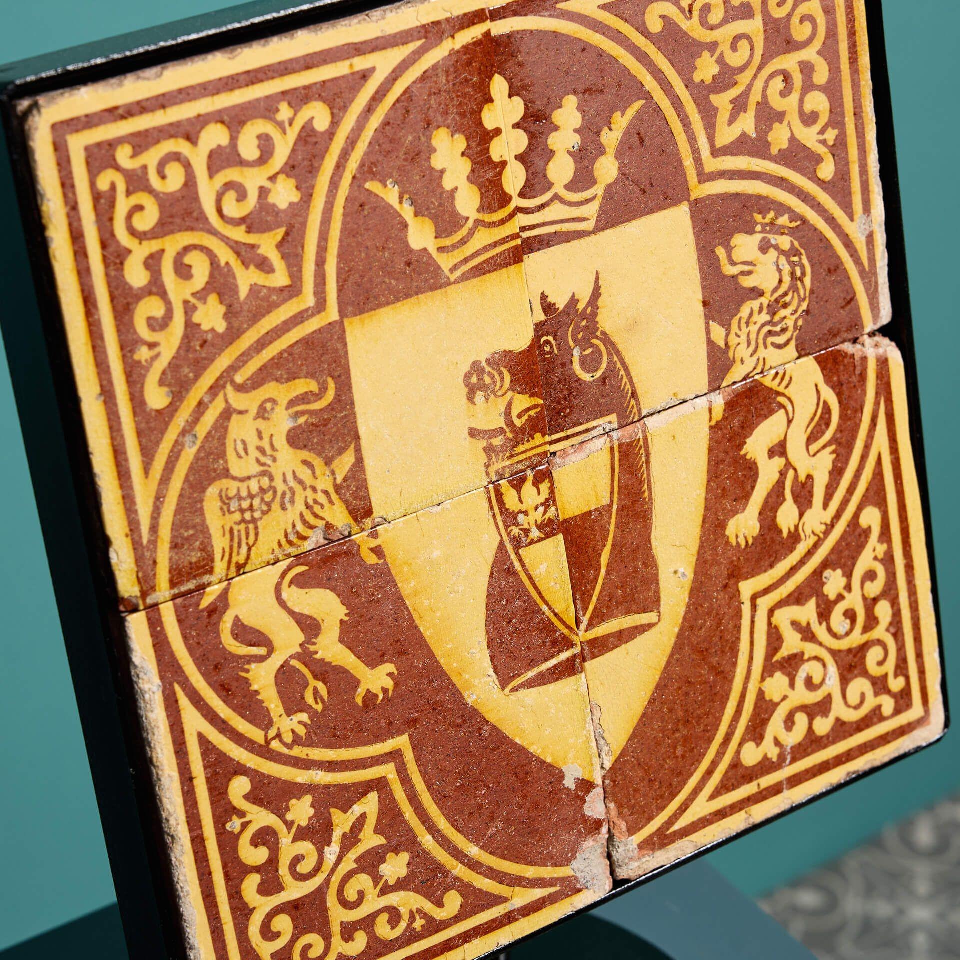 Inglese Pannello antico di piastrelle araldiche a encausto di Chamberlain & Co in vendita