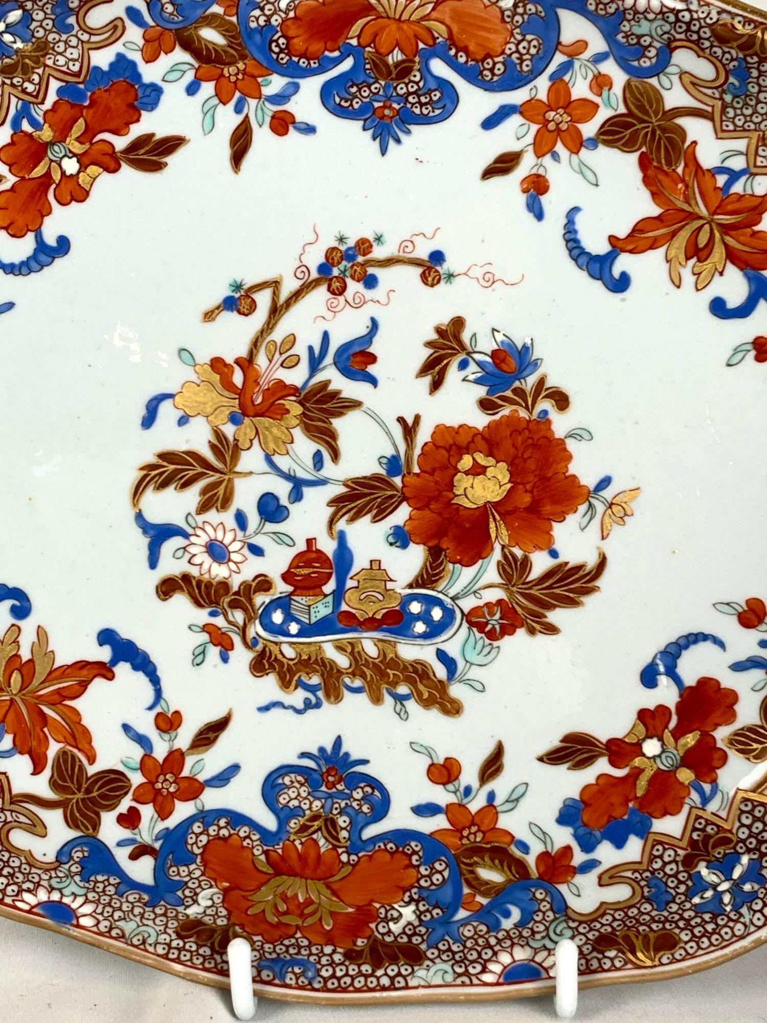 Pintado en Chamberlain's Worcester hacia 1810, este plato se inspira en la paleta y el diseño del Kakiemon japonés del siglo XVII.
El estilo presenta esmaltes en una distintiva paleta Kakiemon, con rojo hierro, azul, amarillo o dorado y toques de
