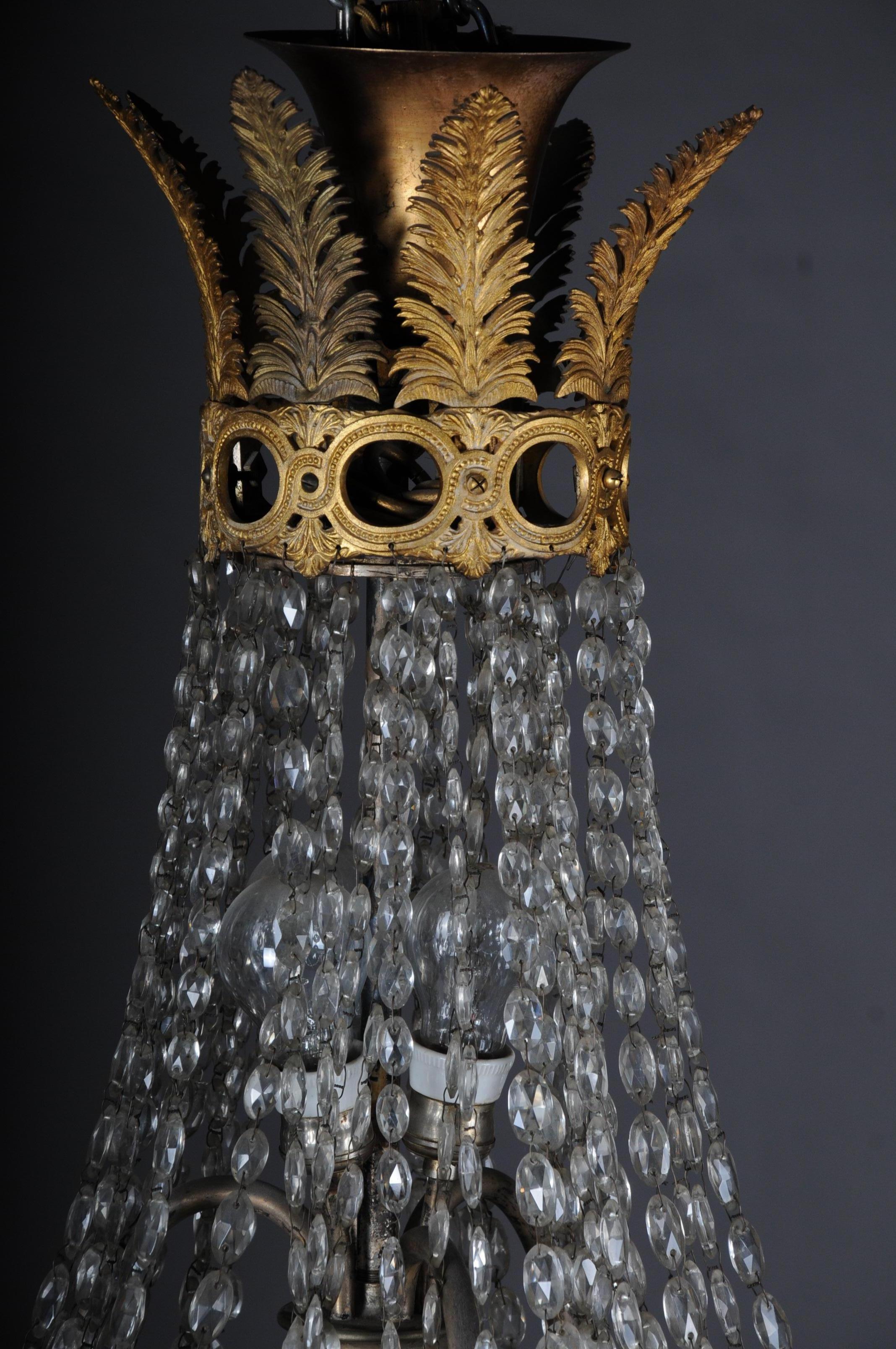 Antico lampadario in stile Biedermeier, circa 1900

La carcassa a forma di cesto di prismi tagliati si allaccia al percorso. Collegato da un cerchio ornato in rilievo. Graduazione a forma di corona con prismi a goccia. All'interno di sette