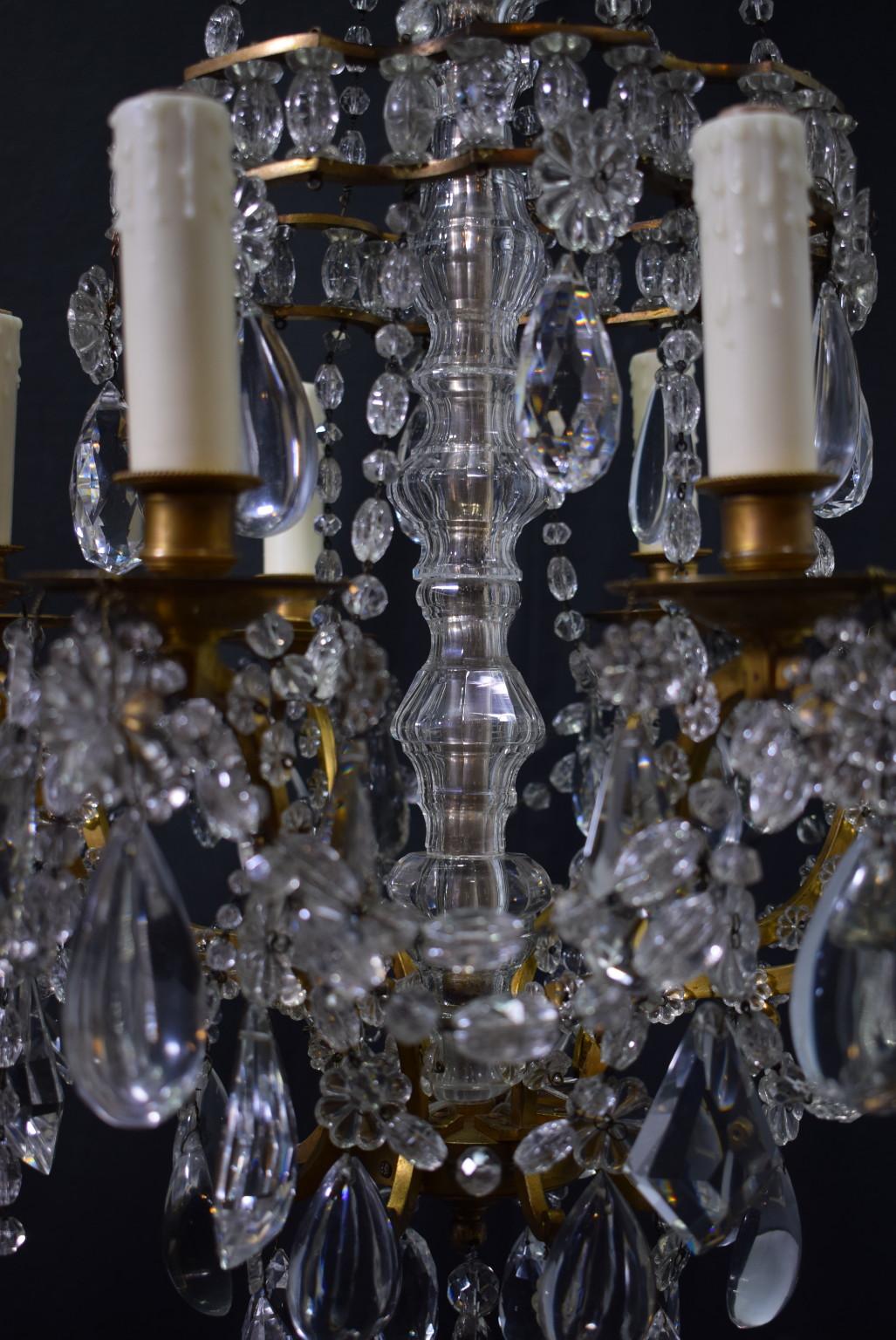 Prächtiger Kronleuchter aus vergoldeter Bronze und Kristall im Louis-Philippe-Stil, ein seltener Fund! Acht Lichter.
CW4610