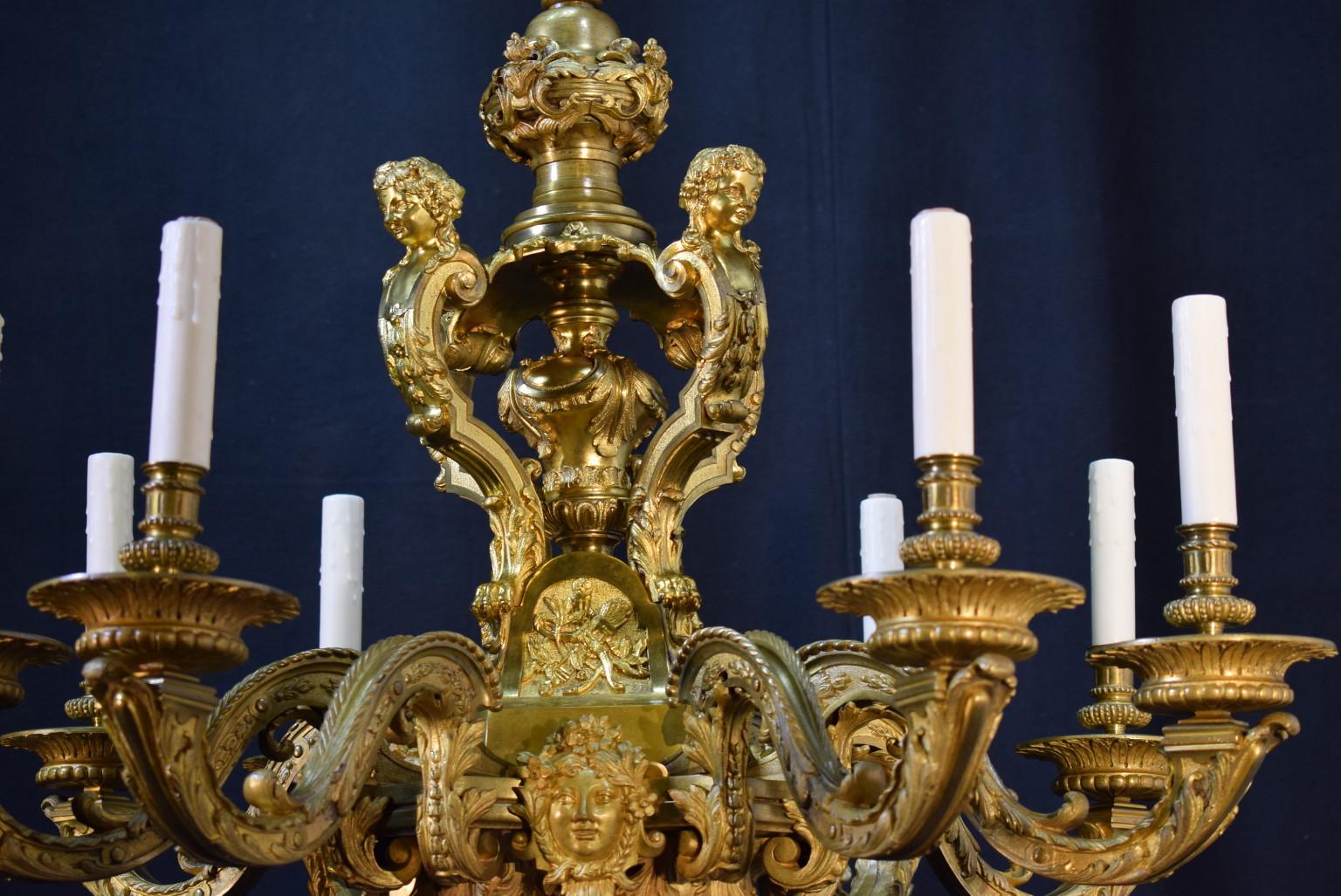 Prächtiger achtflammiger Kronleuchter im Stil Ludwigs XIV. aus vergoldeter Bronze nach dem Modell von Andre Charles Boulle. Frankreich, um 1900.
Abmessungen: Höhe  36