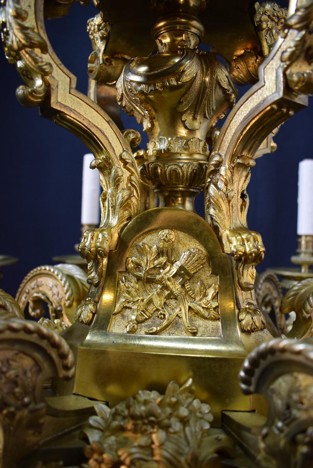 Antiker Kronleuchter im Louis XIV.-Stil (Vergoldet) im Angebot
