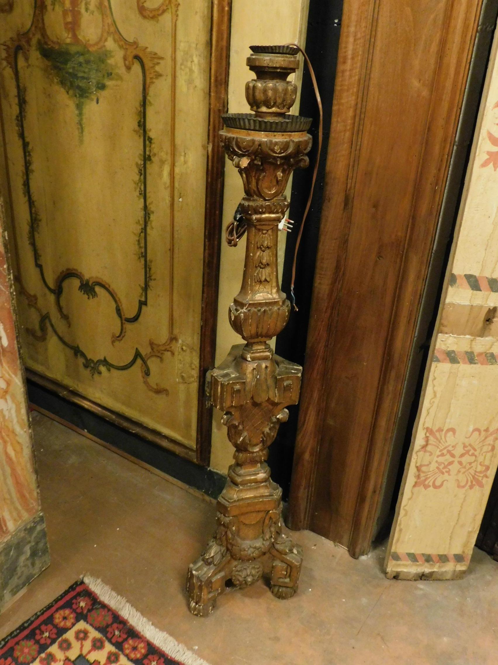 Antique candlestick used as a floor lamp, in carved wood and gilded with leaf, coming from northern Italy, 18th century, beautiful and elegant, already electro-magnetic with a modern plug, with a lampshade it will become a beautiful reading lamp or