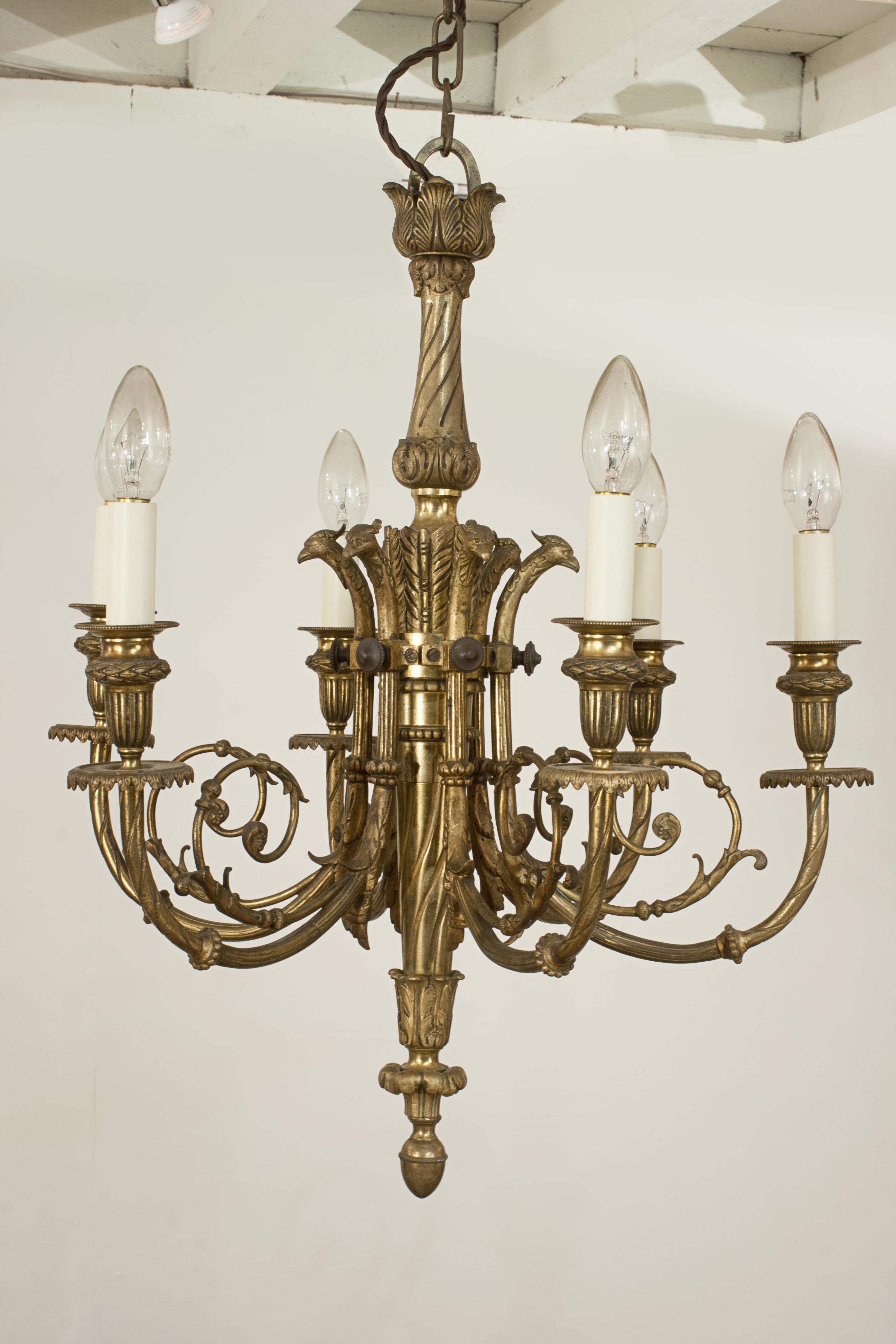 Lampadario da soffitto in bronzo.
Lampadario a candele elettriche d'epoca in bronzo, molto dettagliato, con bracci a volute rivestiti di foglie, gocciolatoi circolari e appliques incise, che si dipartono da una colonna centrale affusolata, con