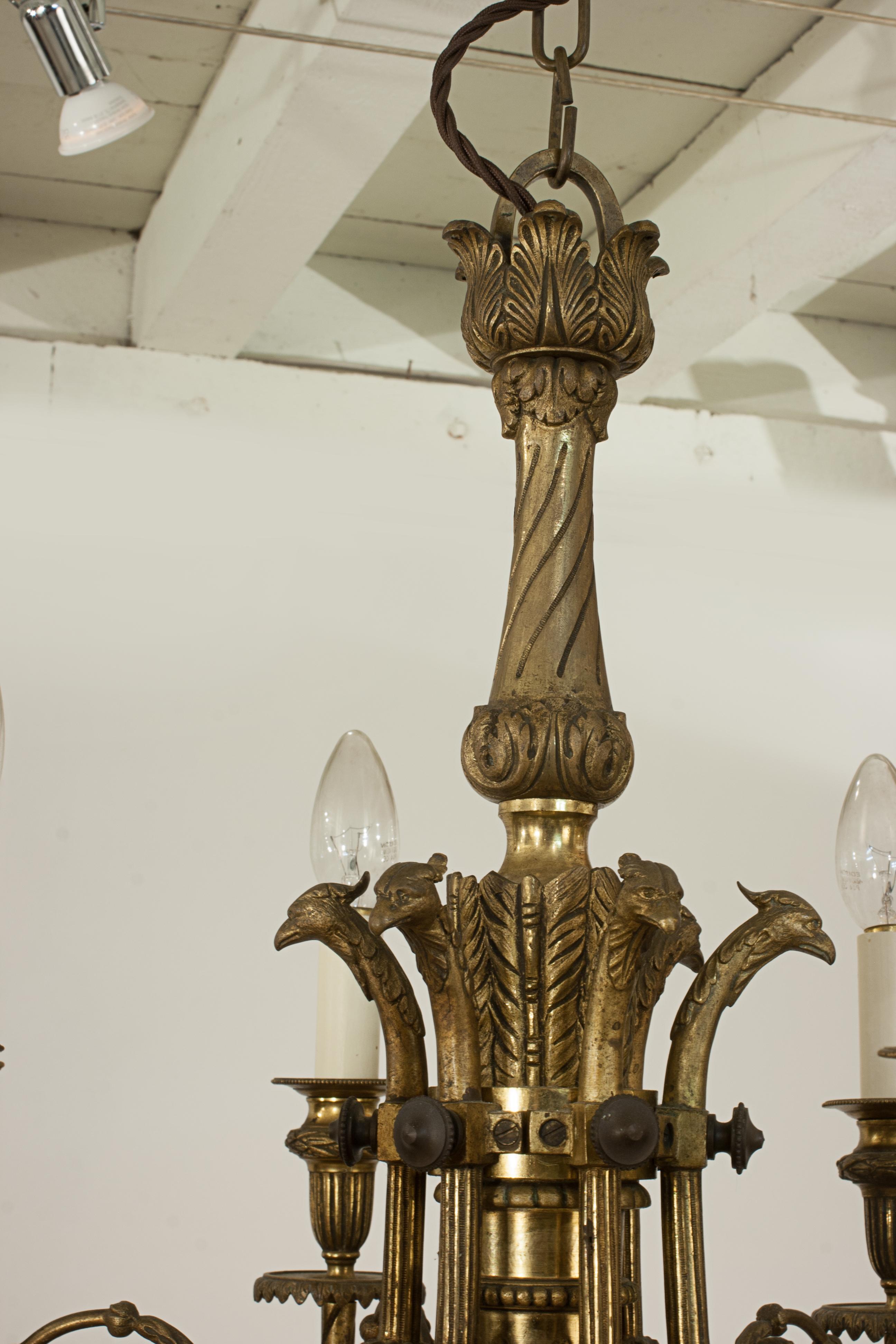 Bronzo Lampadario antico con sei luci di candela in vendita