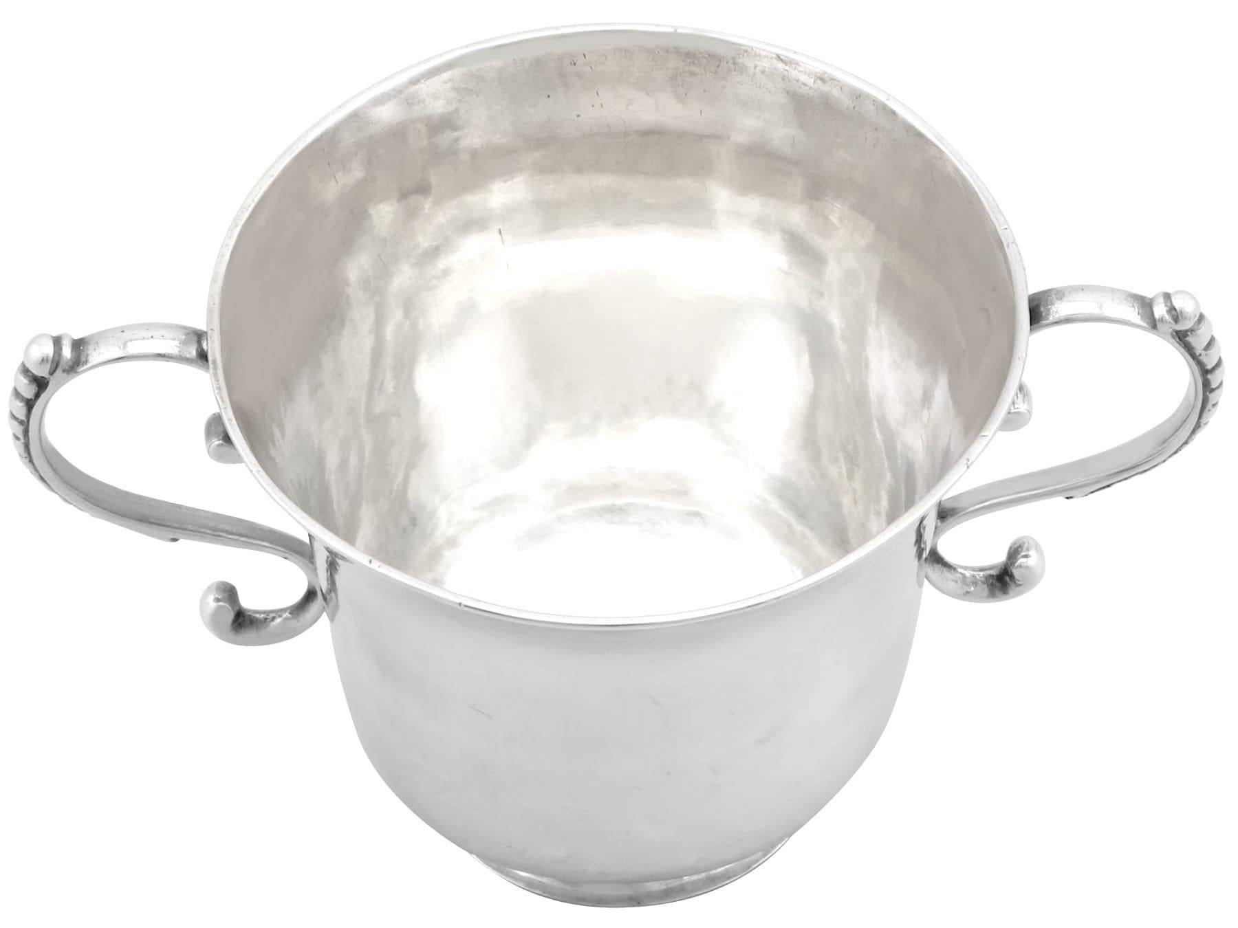 Eine feine und beeindruckende antike Kanalinseln Silber porringer; eine Ergänzung zu unserer Sammlung von Silberwaren aus dem 19.

Dieser antike silberne Porringer der Kanalinsel aus dem 19. Jahrhundert hat eine runde Form A.

Die Oberfläche dieses