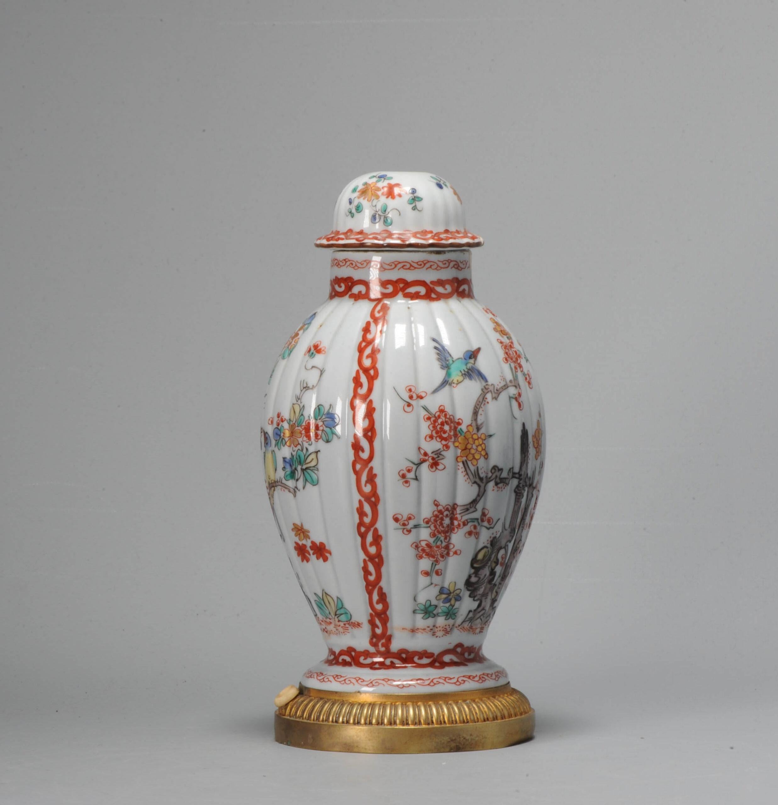 Eine sehr schöne und ungewöhnliche französische Chantilly-Vase aus dem 18. Jahrhundert im Kakiemon-Stil. Verschiedene Arten von Vögeln in einer Landschaft. Nach japanischem Porzellanvorbild, aber aus Frankreich, Chantilly.

Mit einer Trompetenmarke,