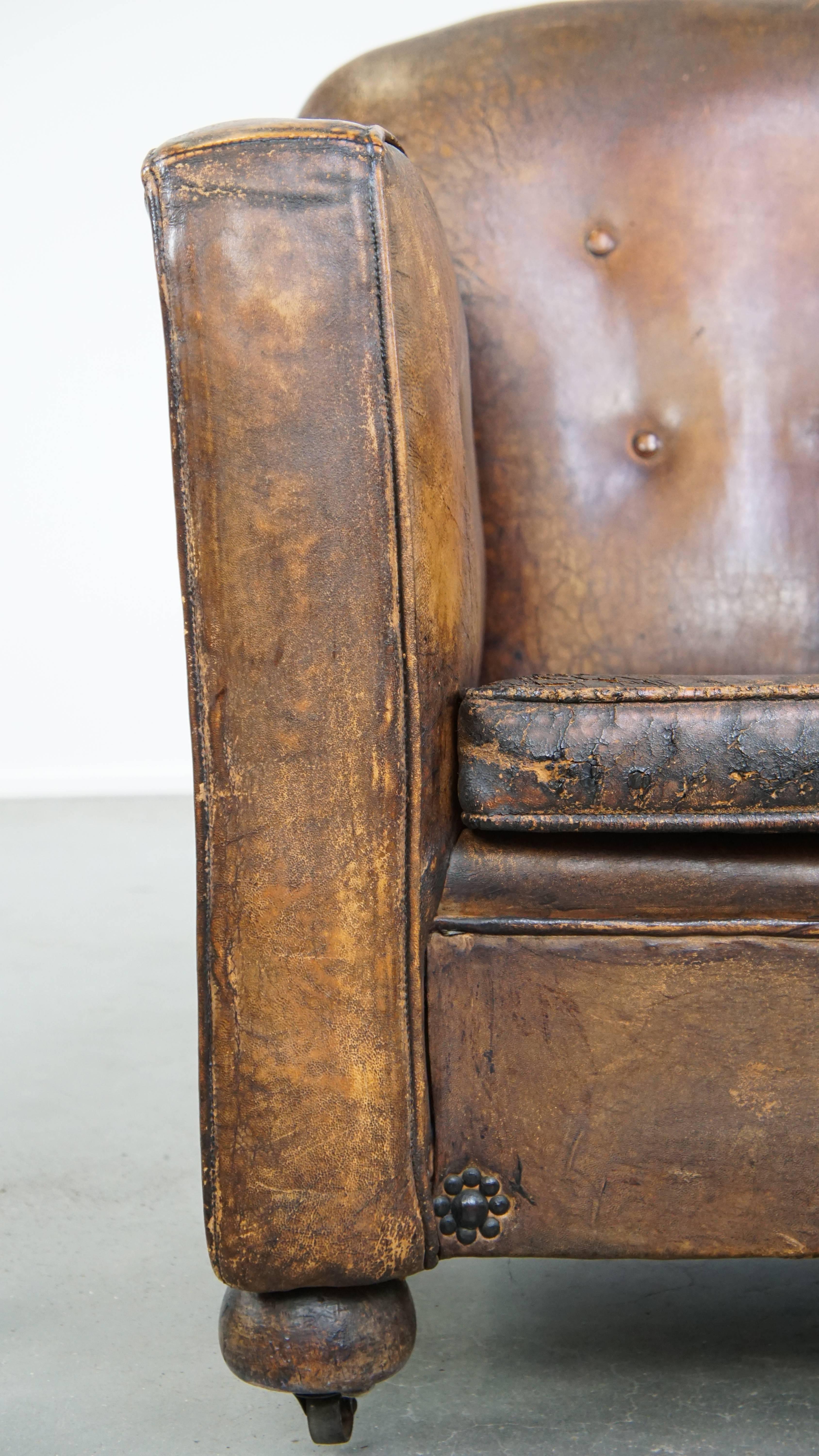 Fauteuil ancien, caractéristique et charmant en cuir de mouton sur roues en vente 4