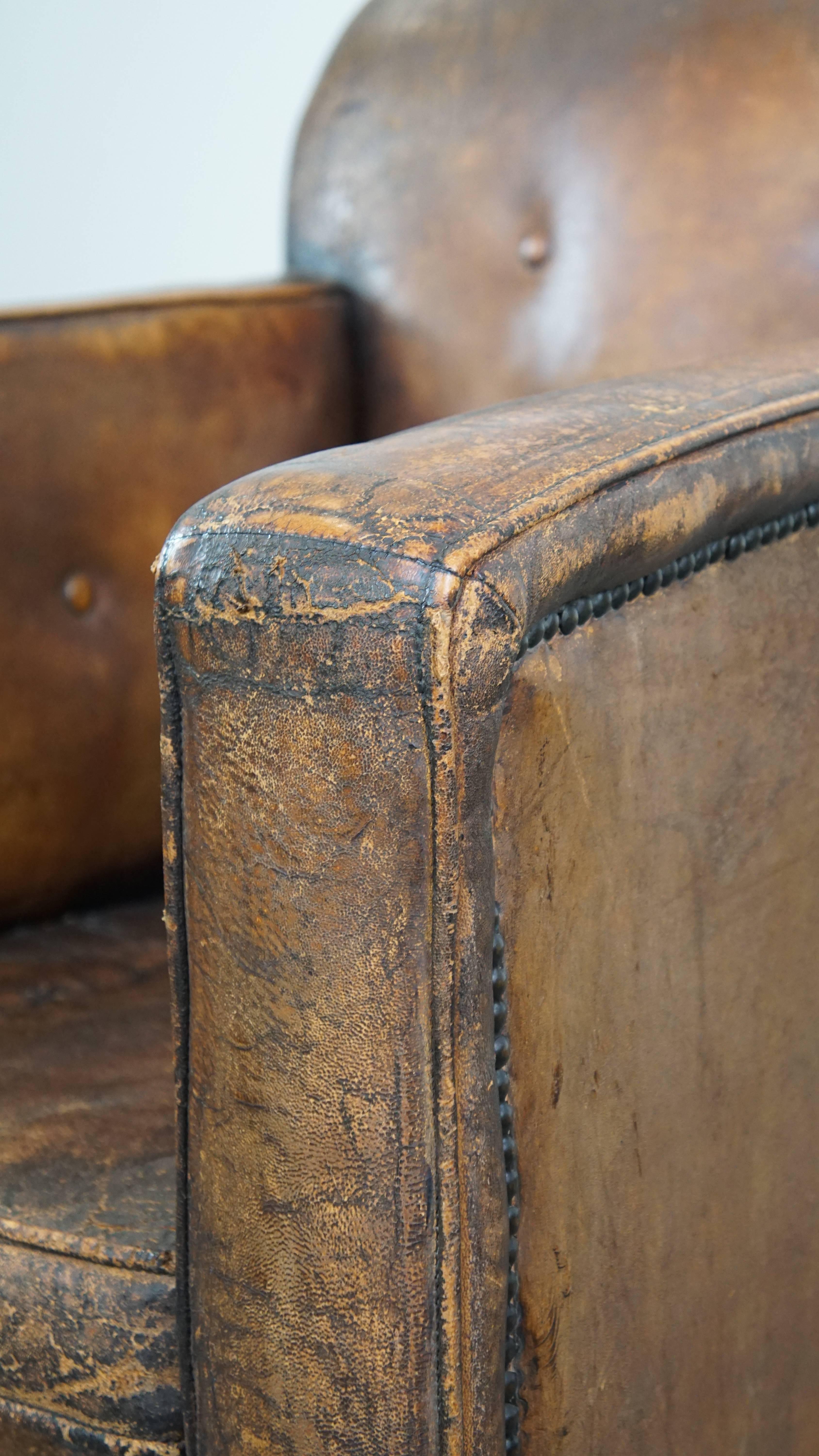 Fauteuil ancien, caractéristique et charmant en cuir de mouton sur roues en vente 5