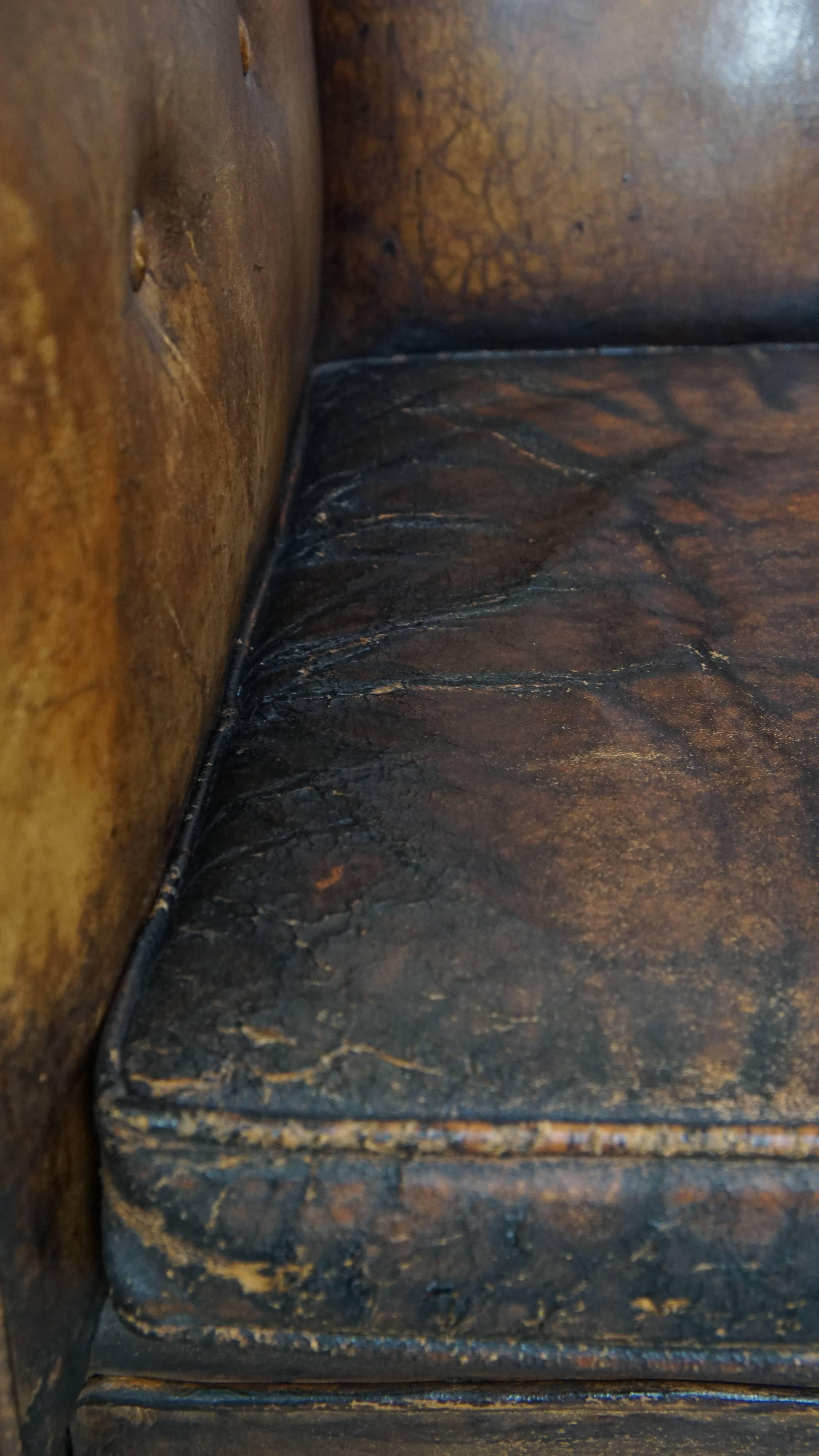 Fauteuil ancien, caractéristique et charmant en cuir de mouton sur roues en vente 6