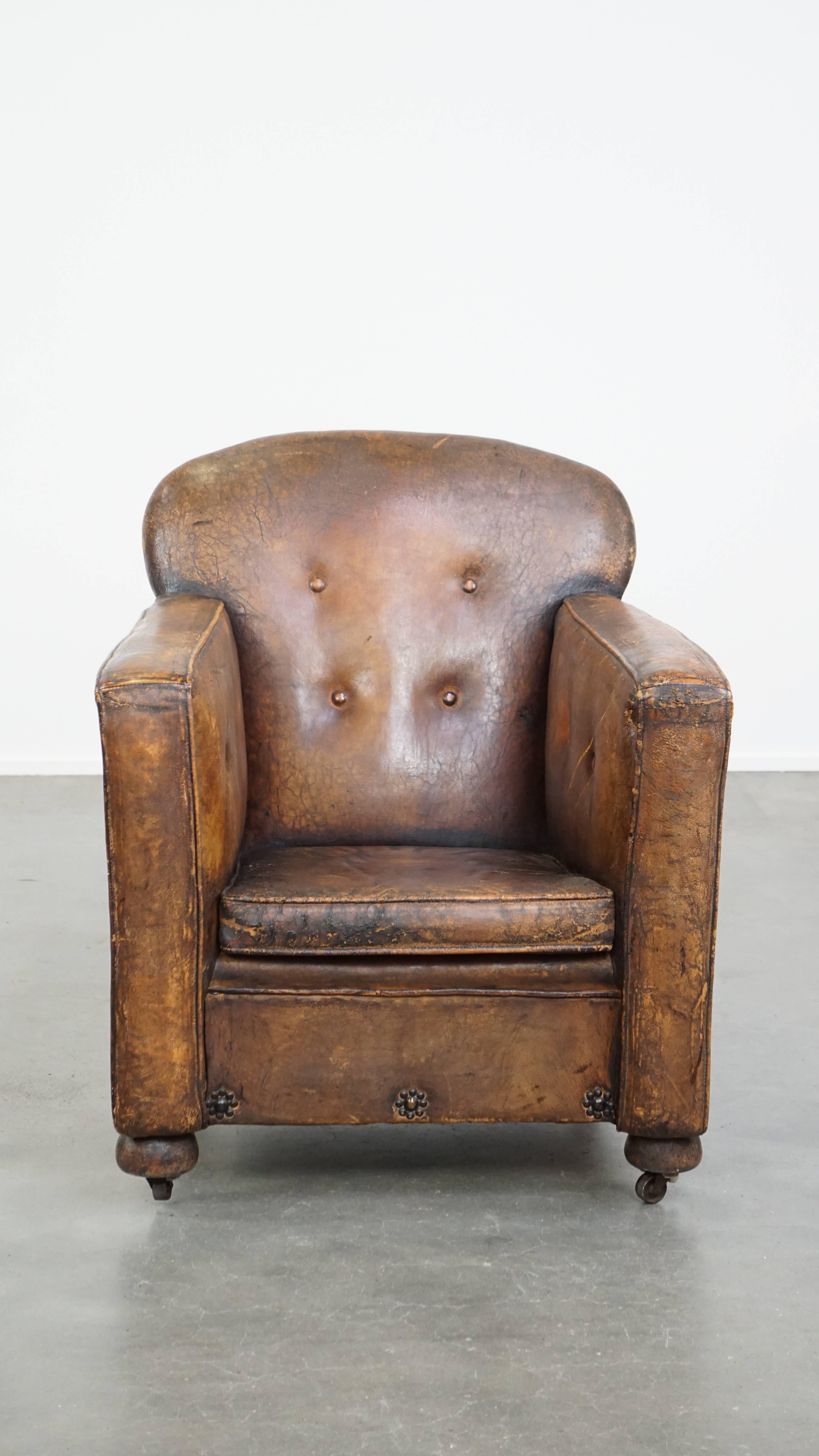 Une belle patine, de jolis détails et beaucoup de caractère : ce fauteuil en peau de mouton a tout pour plaire. C'est l'occasion rêvée pour les amateurs d'antiquités de faire entrer ce joyau dans leur maison ! Il est monté sur roulettes, ce qui