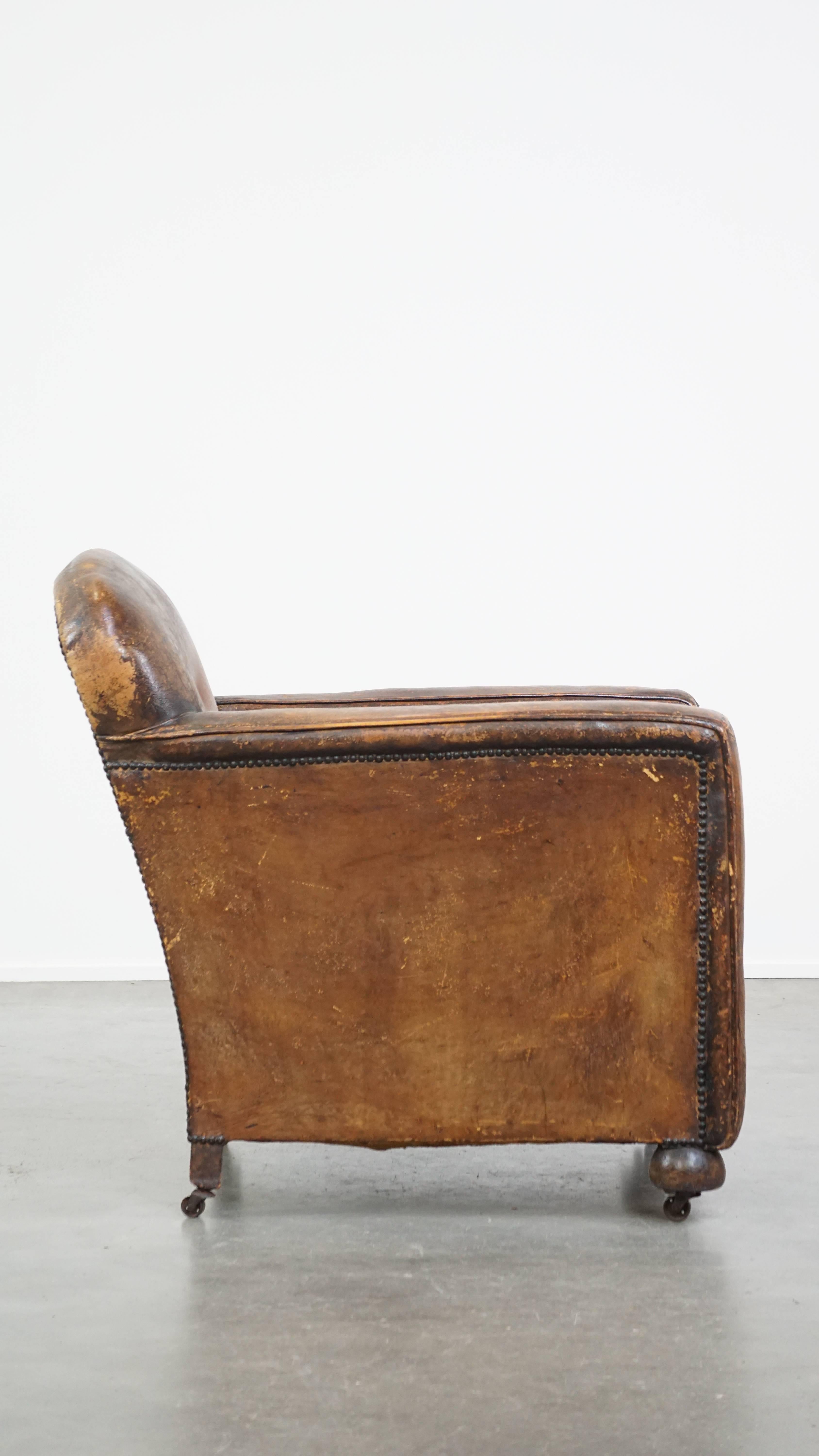Fait main Fauteuil ancien, caractéristique et charmant en cuir de mouton sur roues en vente