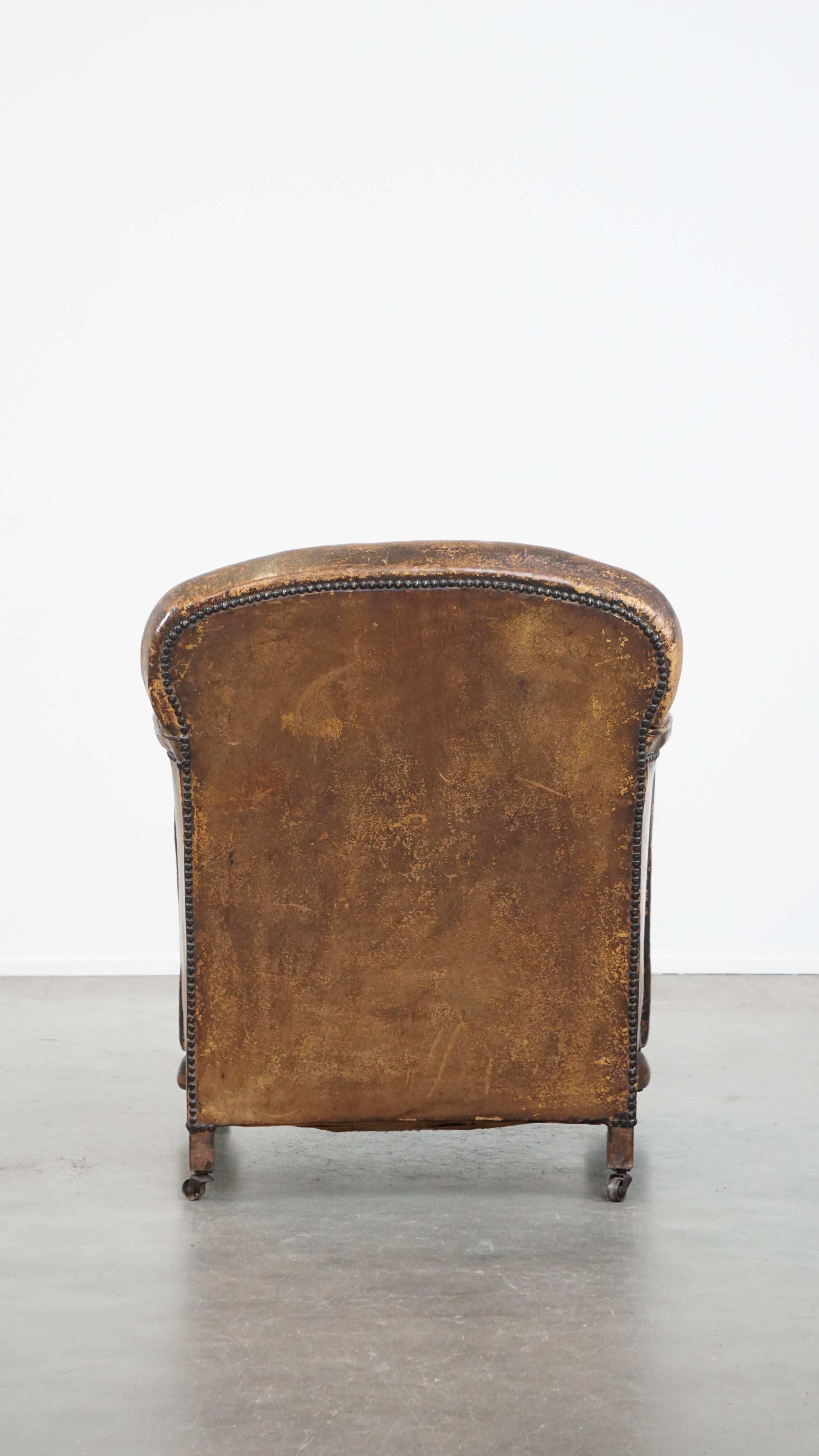 Fauteuil ancien, caractéristique et charmant en cuir de mouton sur roues État moyen - En vente à Harderwijk, NL