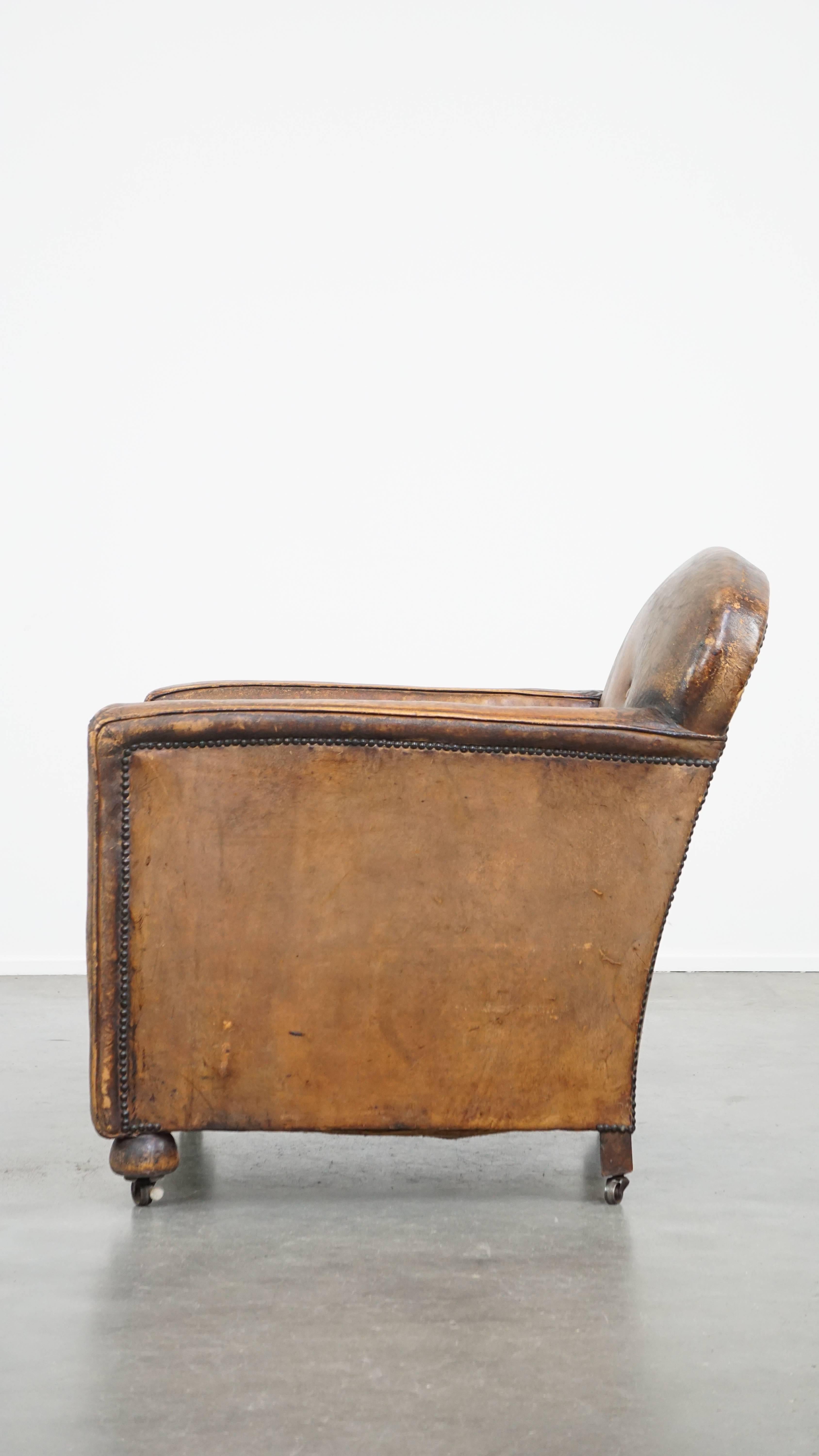XIXe siècle Fauteuil ancien, caractéristique et charmant en cuir de mouton sur roues en vente