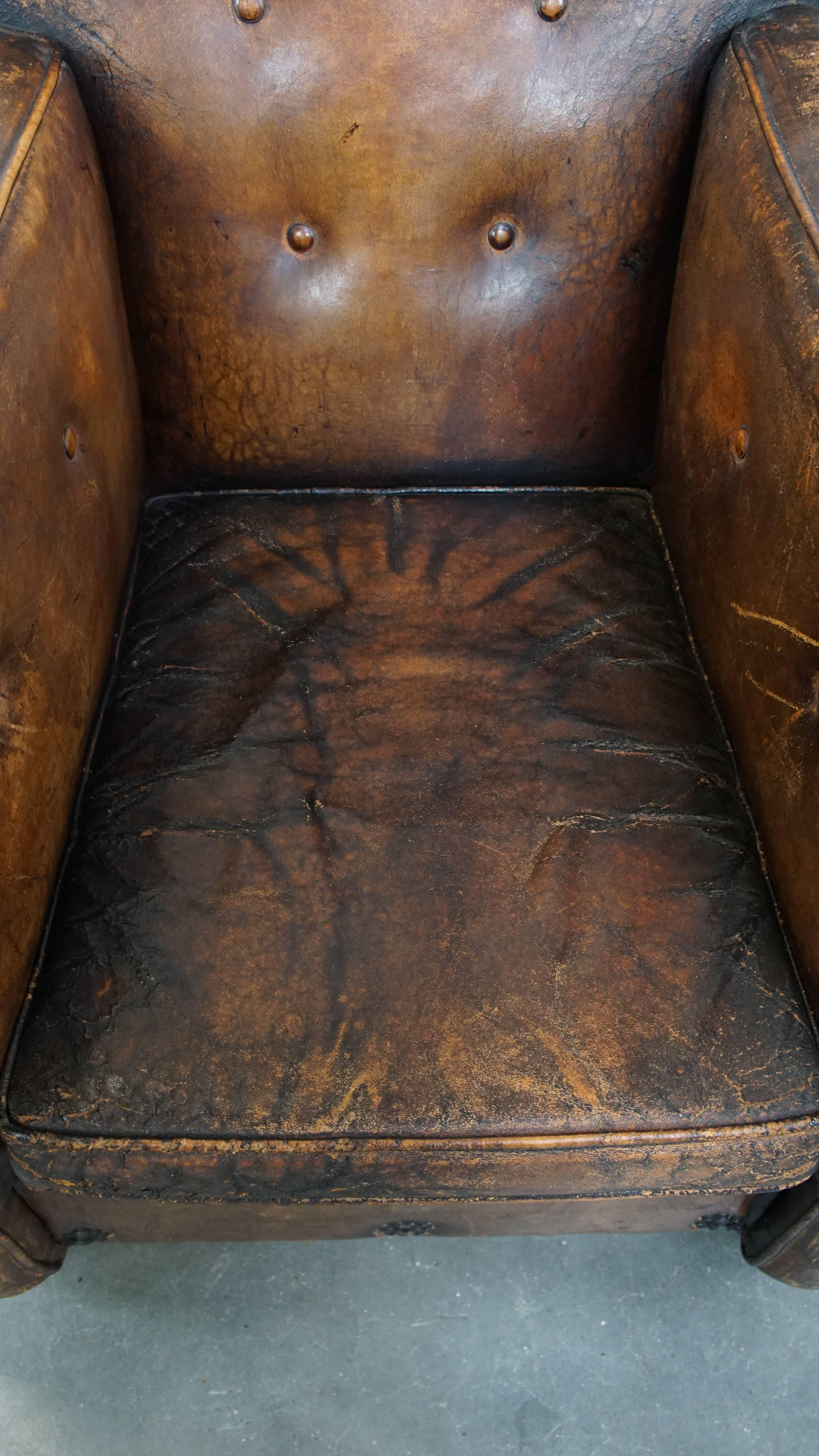 Cuir Fauteuil ancien, caractéristique et charmant en cuir de mouton sur roues en vente