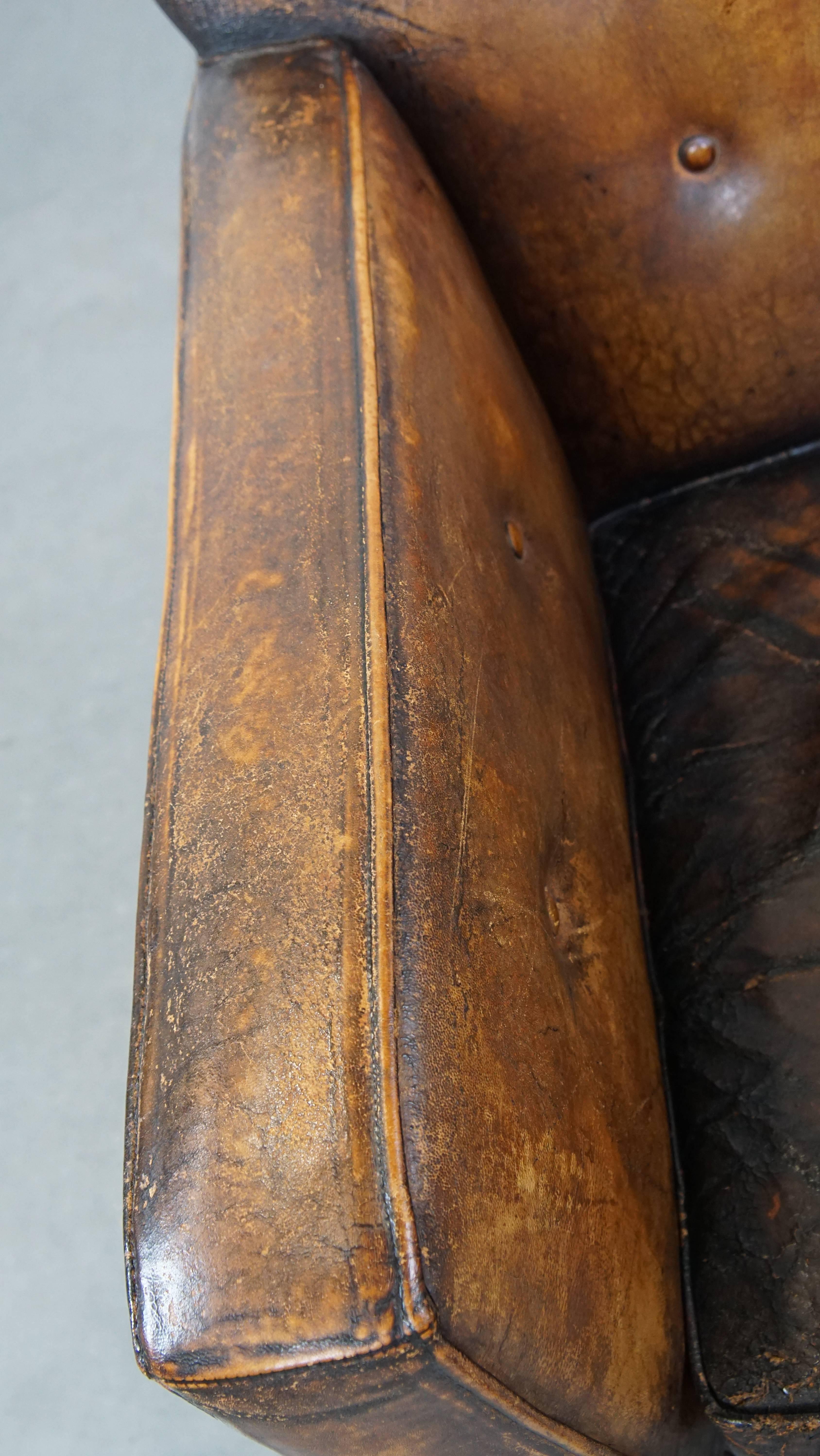 Fauteuil ancien, caractéristique et charmant en cuir de mouton sur roues en vente 1