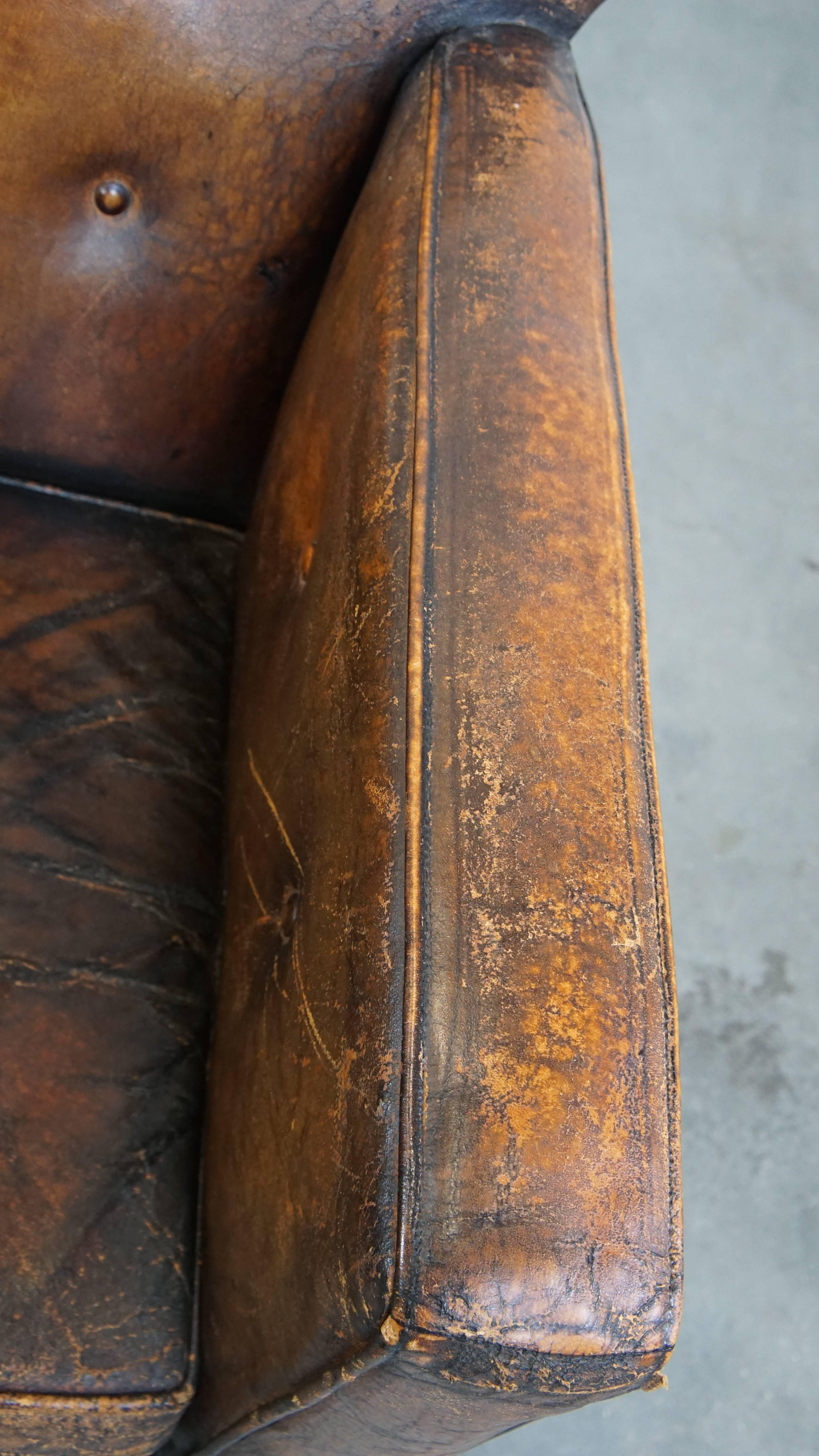 Fauteuil ancien, caractéristique et charmant en cuir de mouton sur roues en vente 2