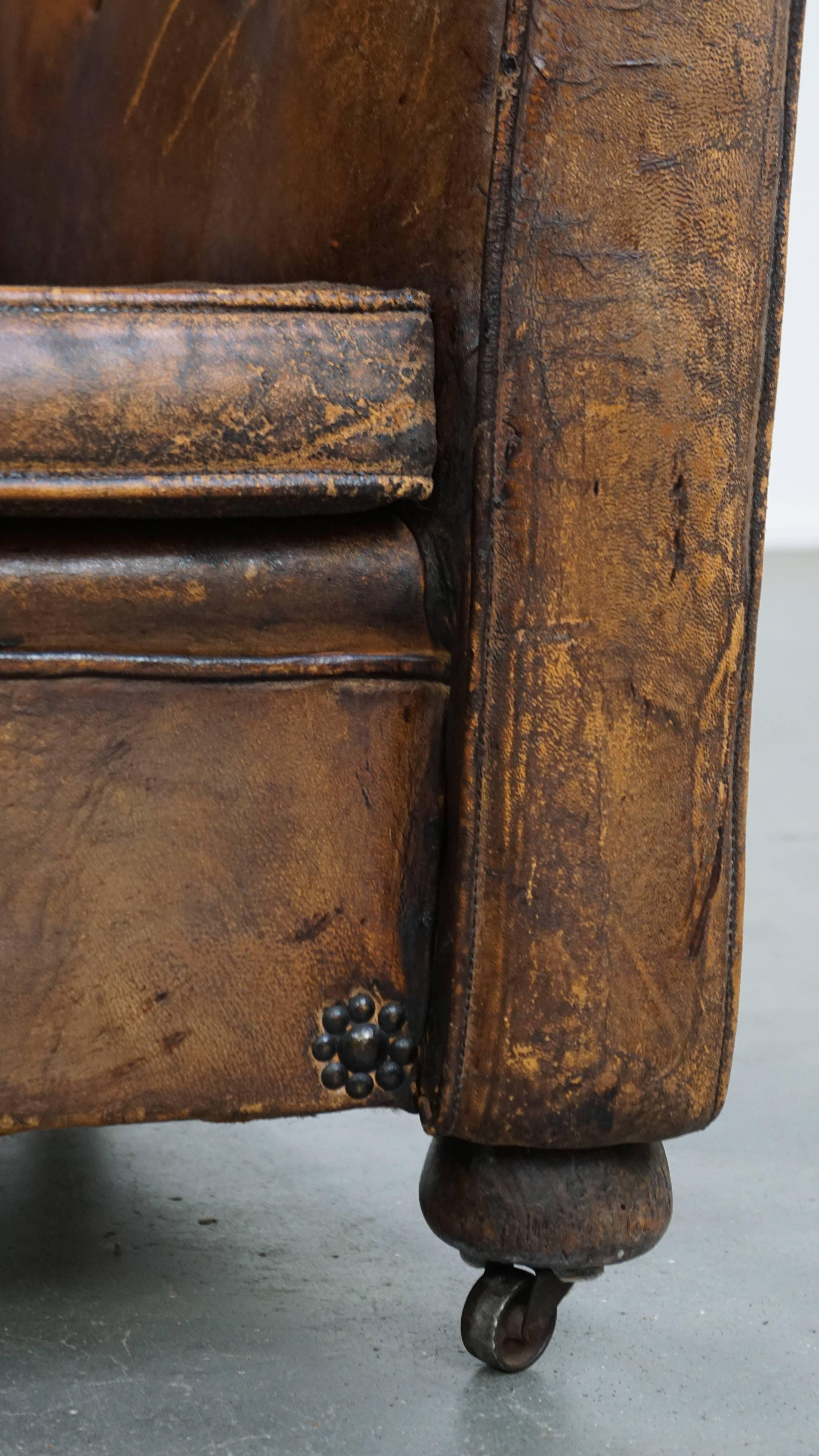 Fauteuil ancien, caractéristique et charmant en cuir de mouton sur roues en vente 3