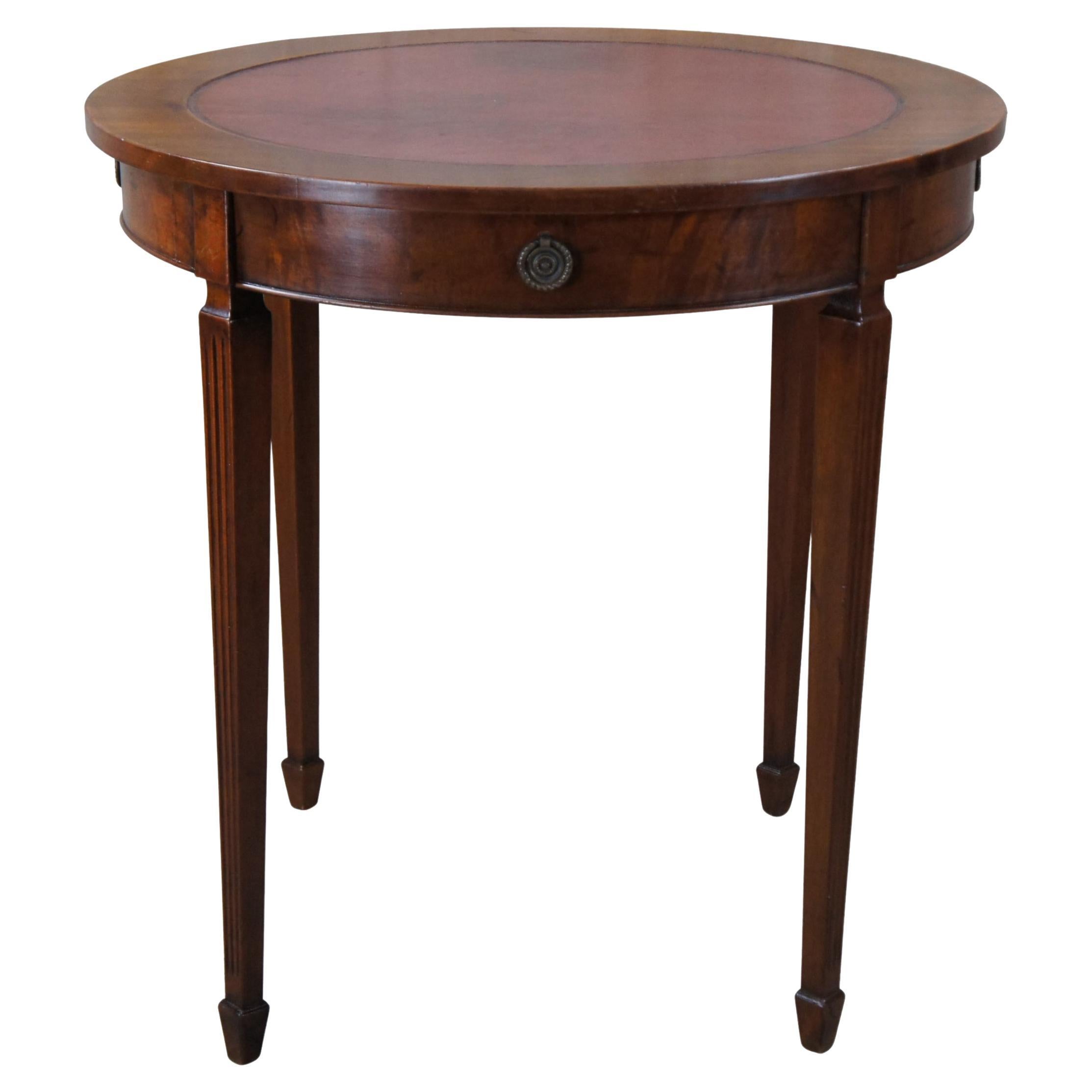Ancienne table d'appoint ronde en acajou flammé de style Sheraton avec plateau en cuir