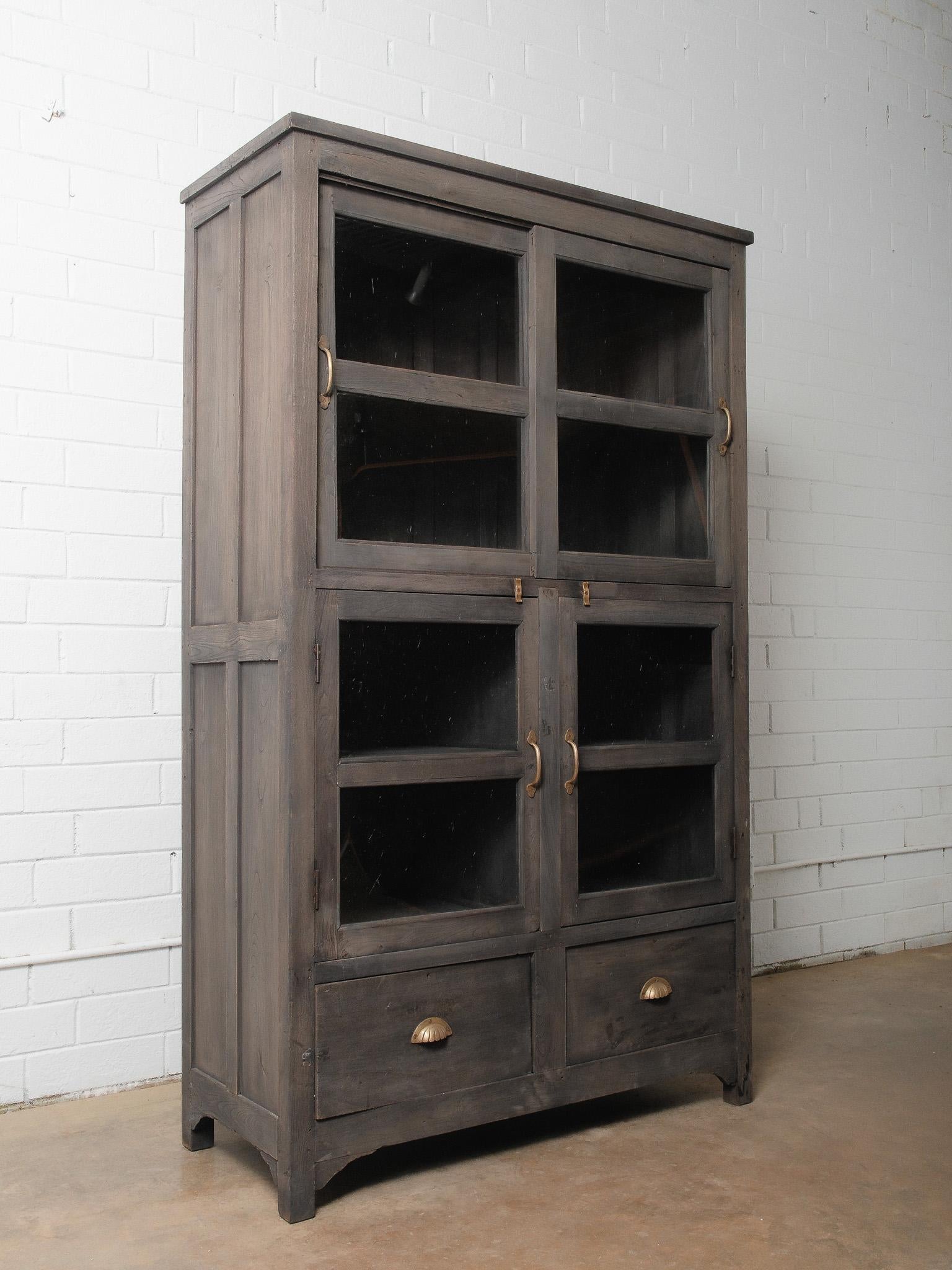 Rustique Vitrine ancienne en bois anthracite avec tiroirs inférieurs en vente