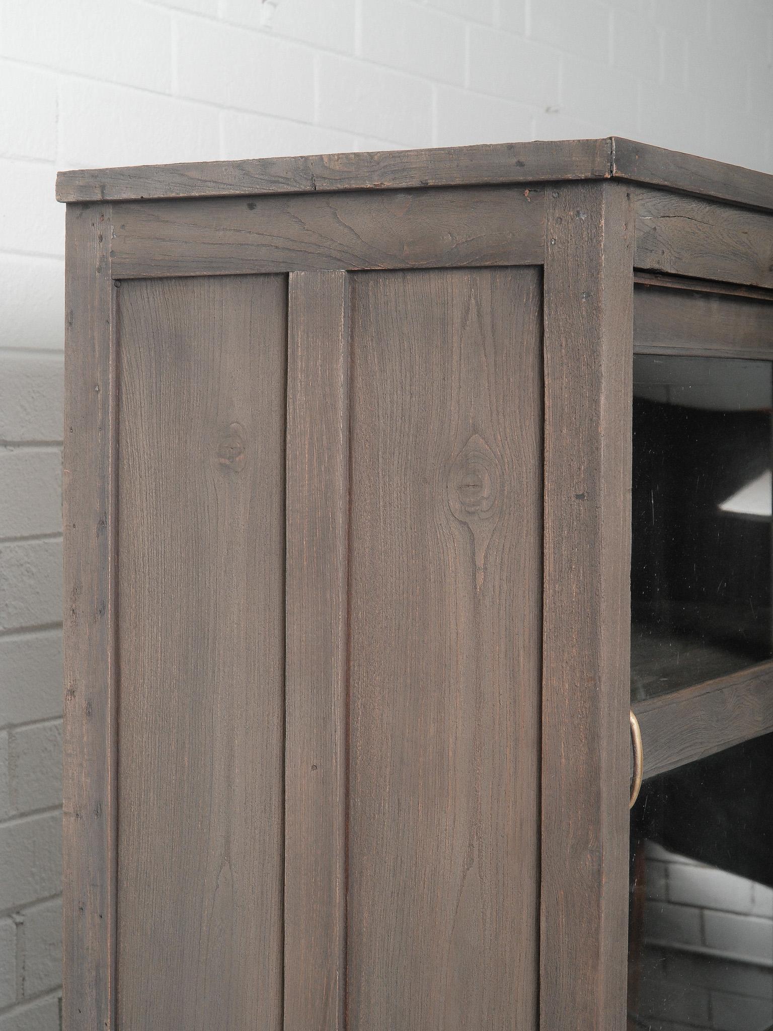 Indien Vitrine ancienne en bois anthracite avec tiroirs inférieurs en vente