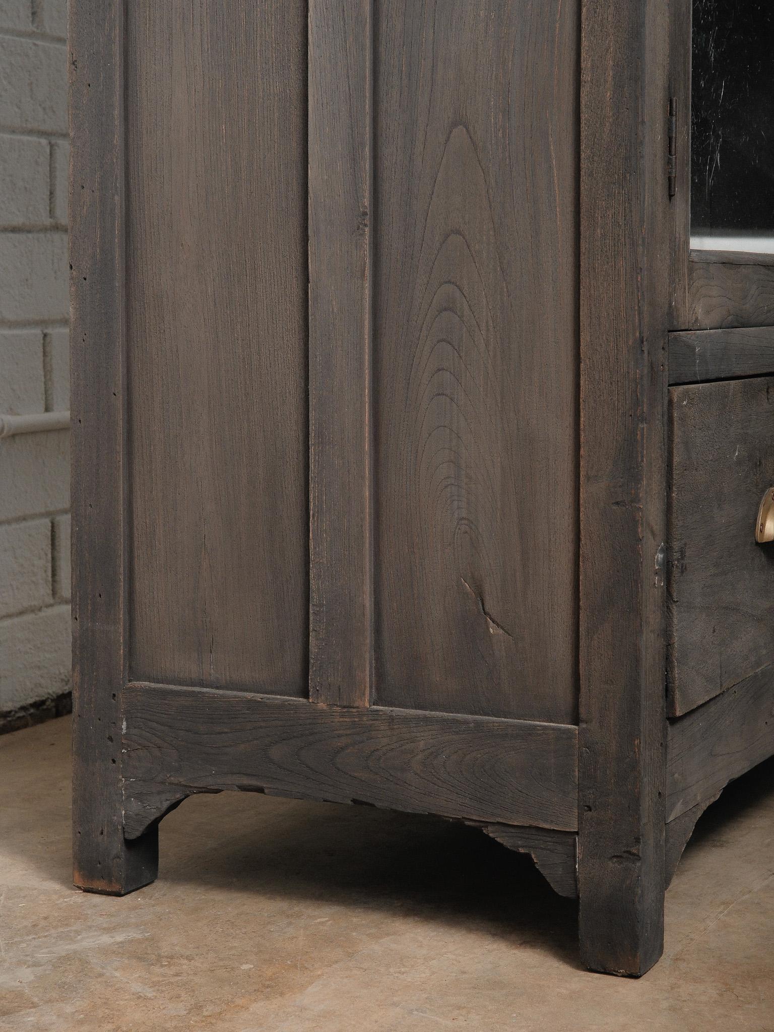 20ième siècle Vitrine ancienne en bois anthracite avec tiroirs inférieurs en vente