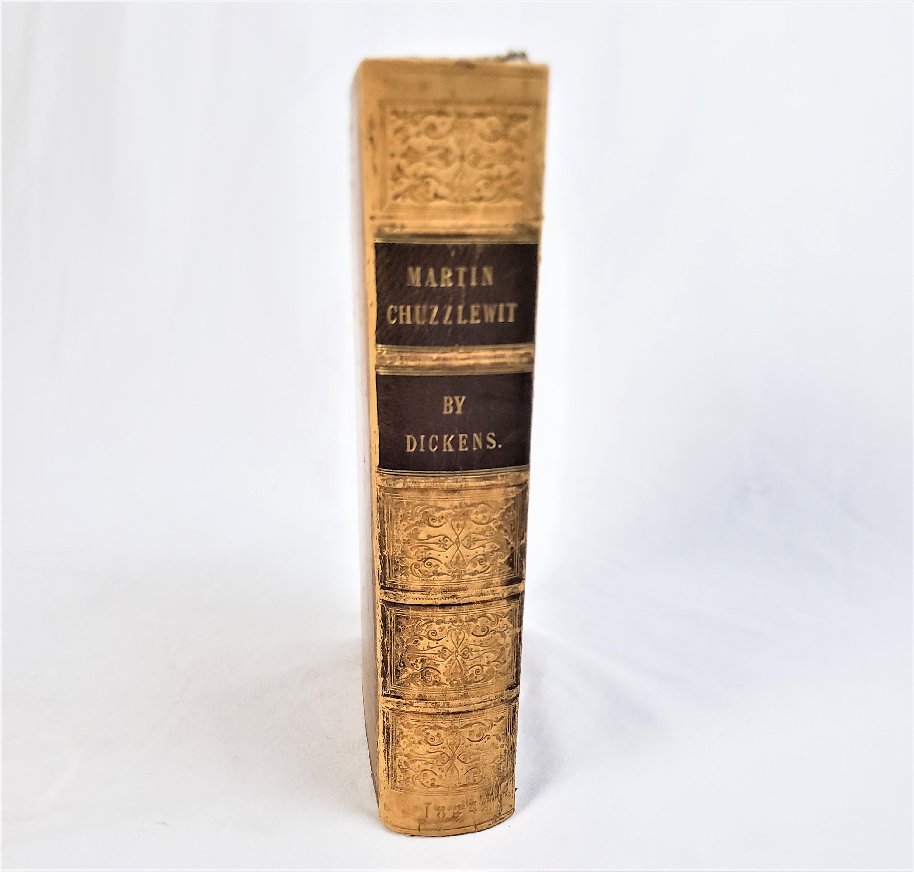 Ce livre ancien de 1ère édition intitulé Martin Chuzzlewit a été écrit par Charles Dickens et publié par Chapman and Hall en Angleterre en 1844 dans le style victorien de l'époque avec 40 gravures pleine page par Hablot.  Knight Browne 