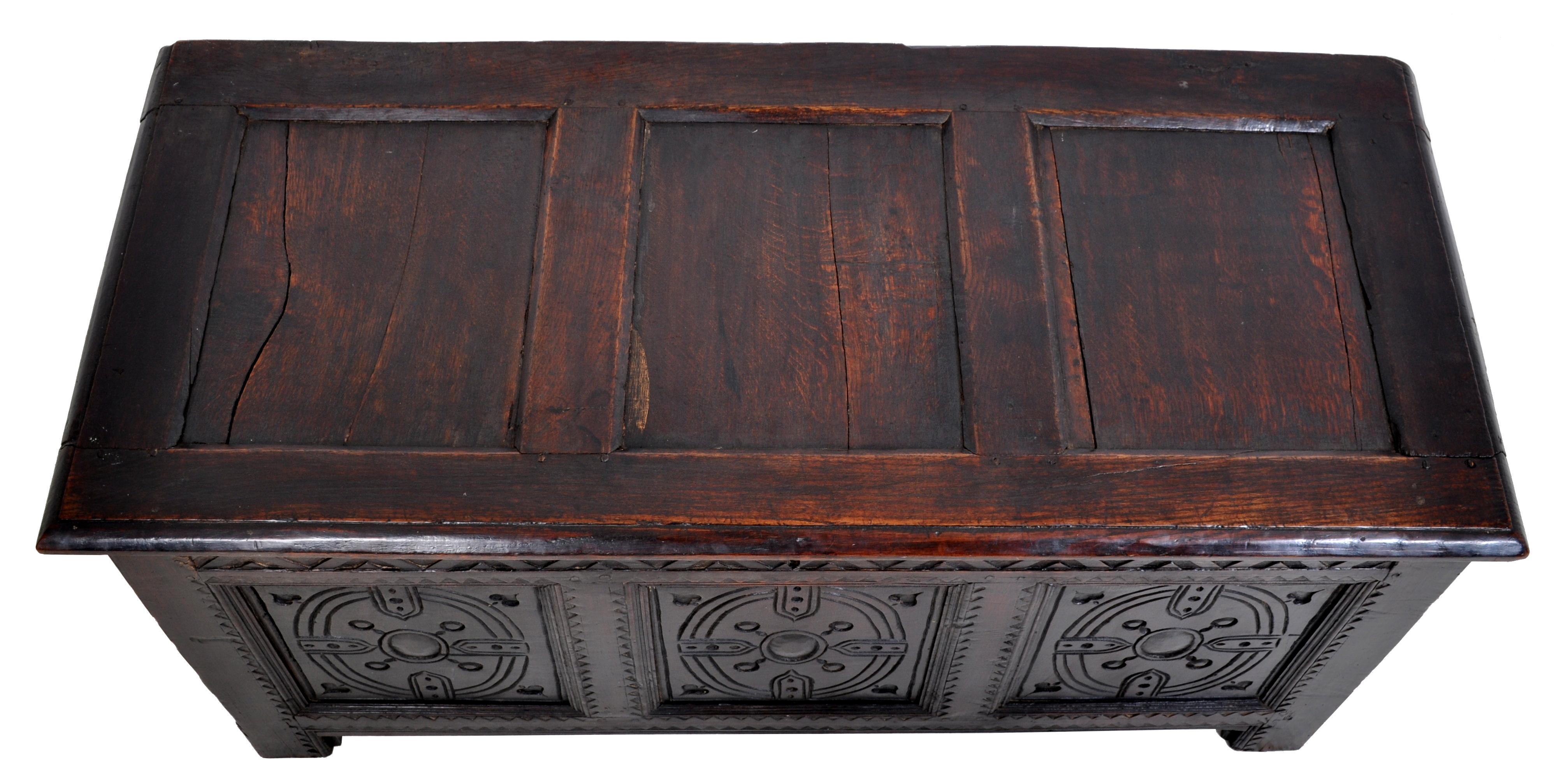 Antiquité - Charles II - Coffre / Chest / Trunk en Oak sculpté, circa 1670 Bon état - En vente à Portland, OR